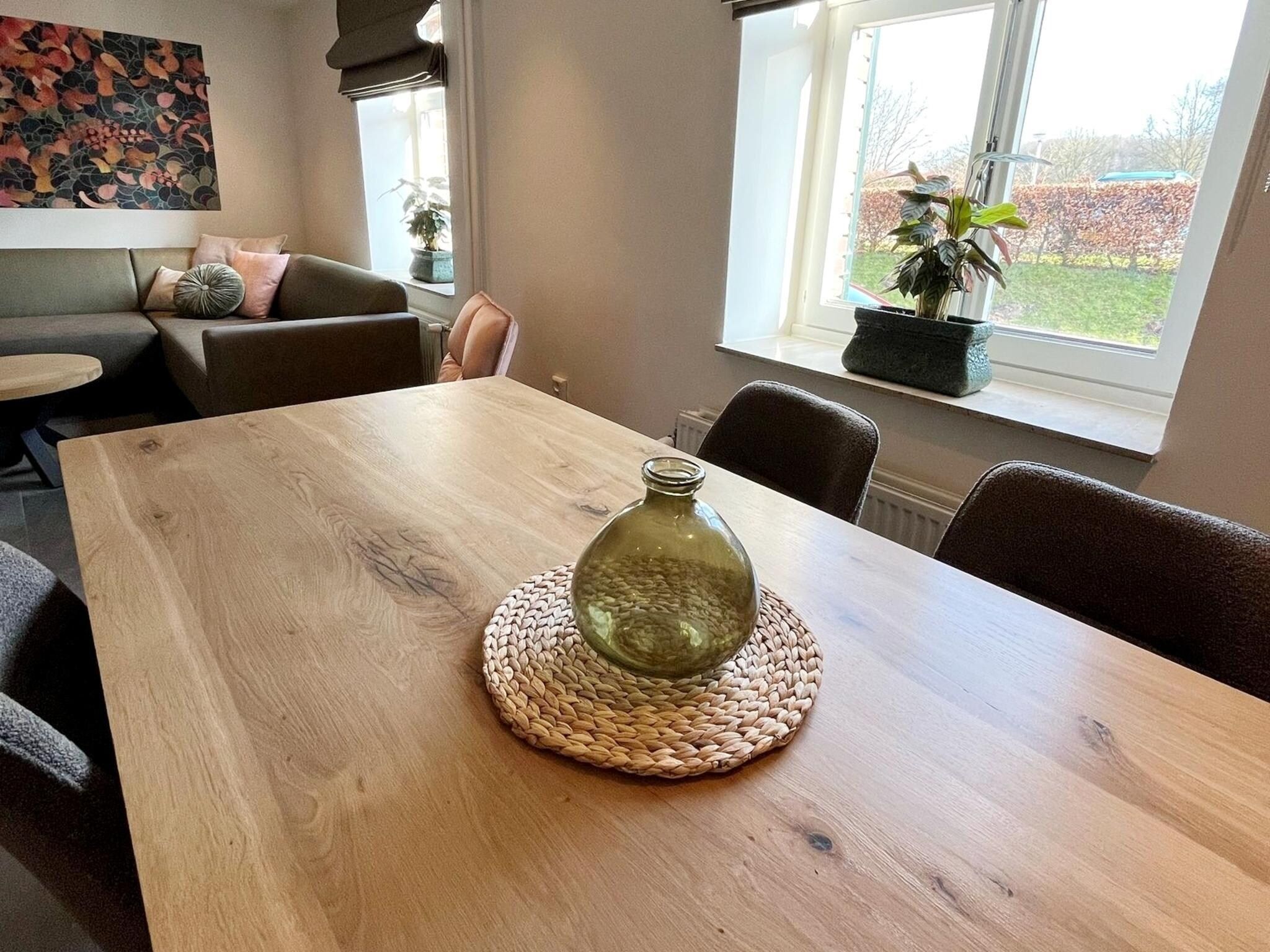 De eetkamer van Valleyview Cottages - NR07 in Voerendaal