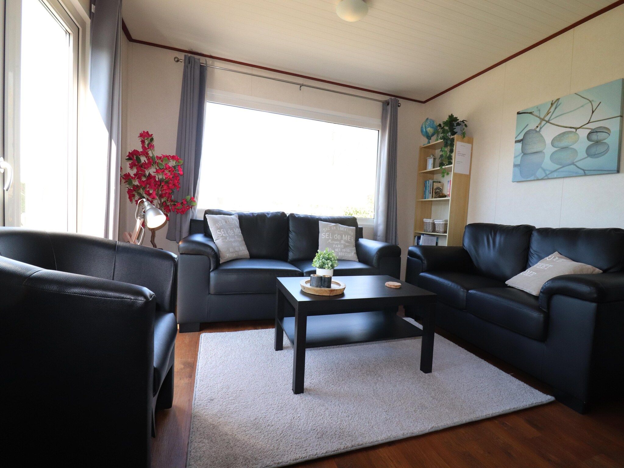 De woonkamer van 2 chalets naast elkaar in Tzummarum