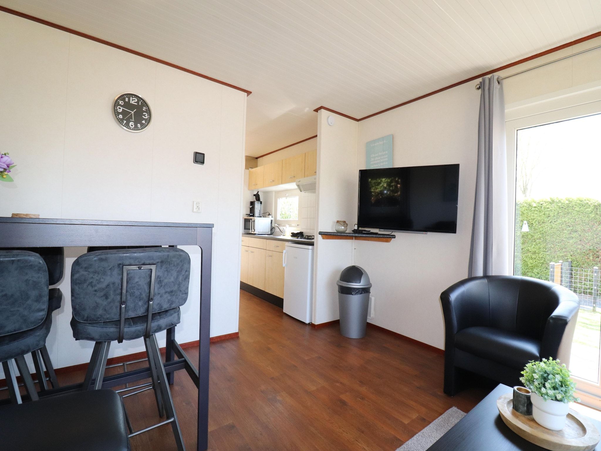 De woonkamer van 2 chalets naast elkaar in Tzummarum