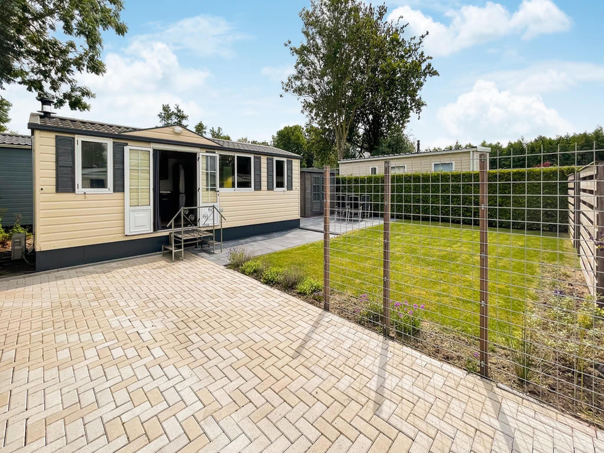 De buitenkant van 2 chalets naast elkaar in Tzummarum