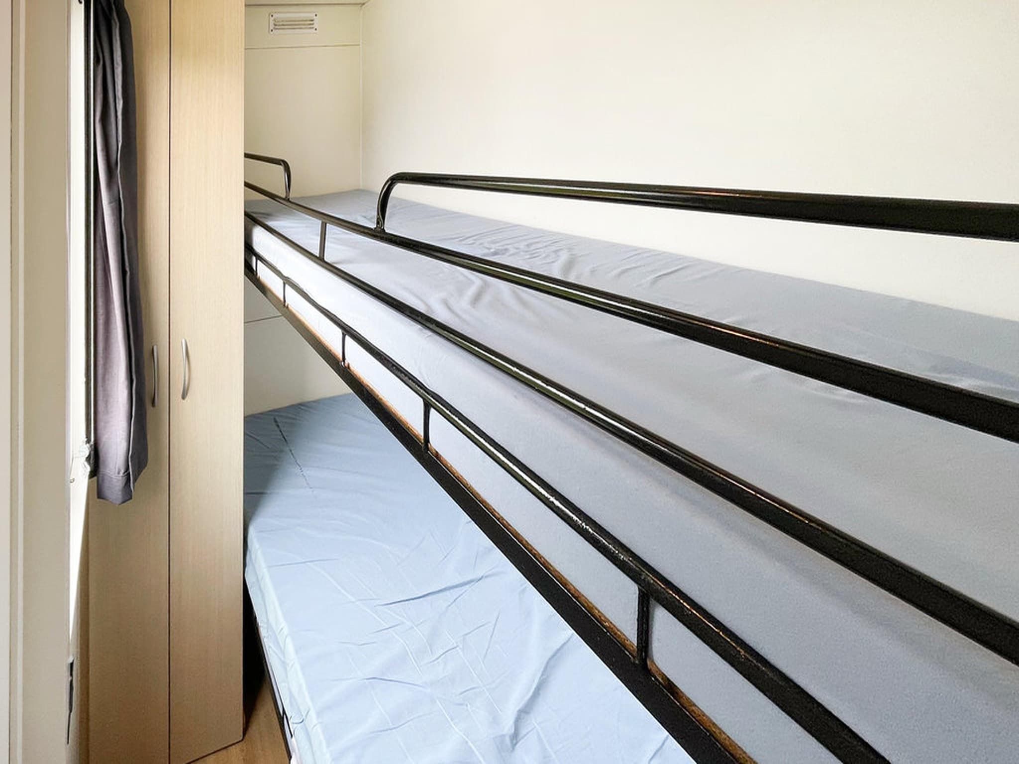 Een slaapkamer van 2 chalets naast elkaar in Tzummarum