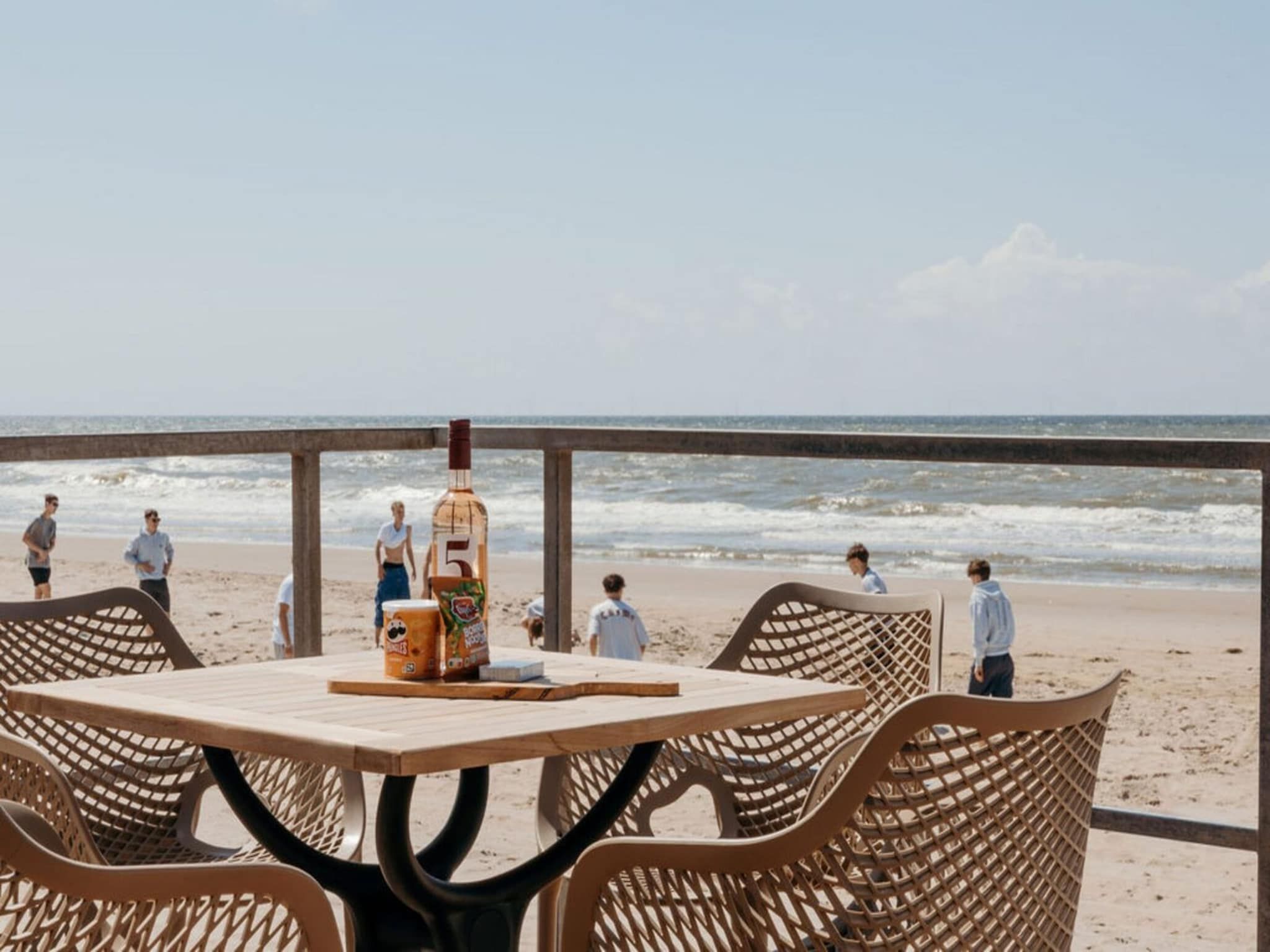 Het terras van Zeehut Petten in Petten
