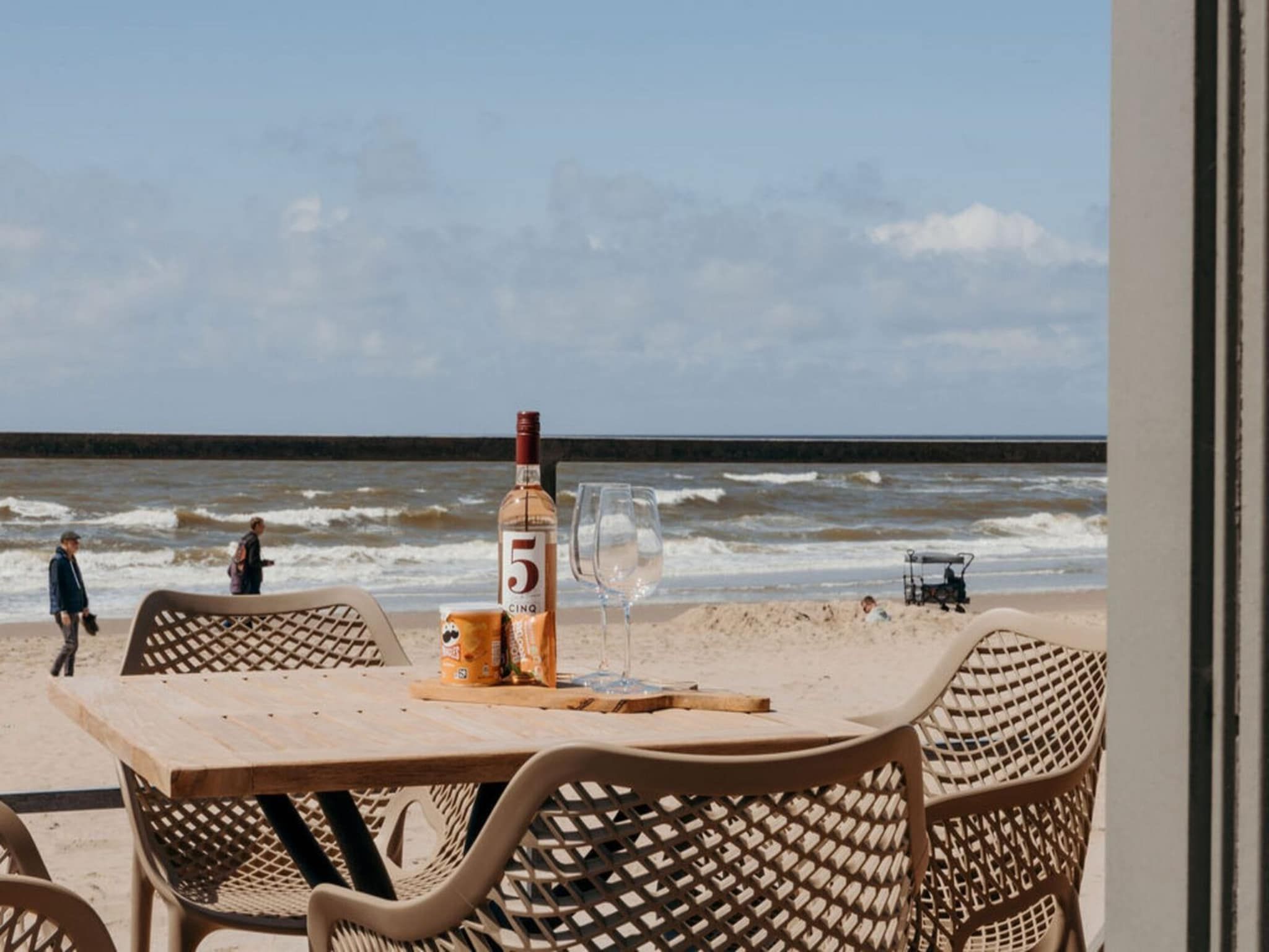 Het terras van Zeehut Petten in Petten