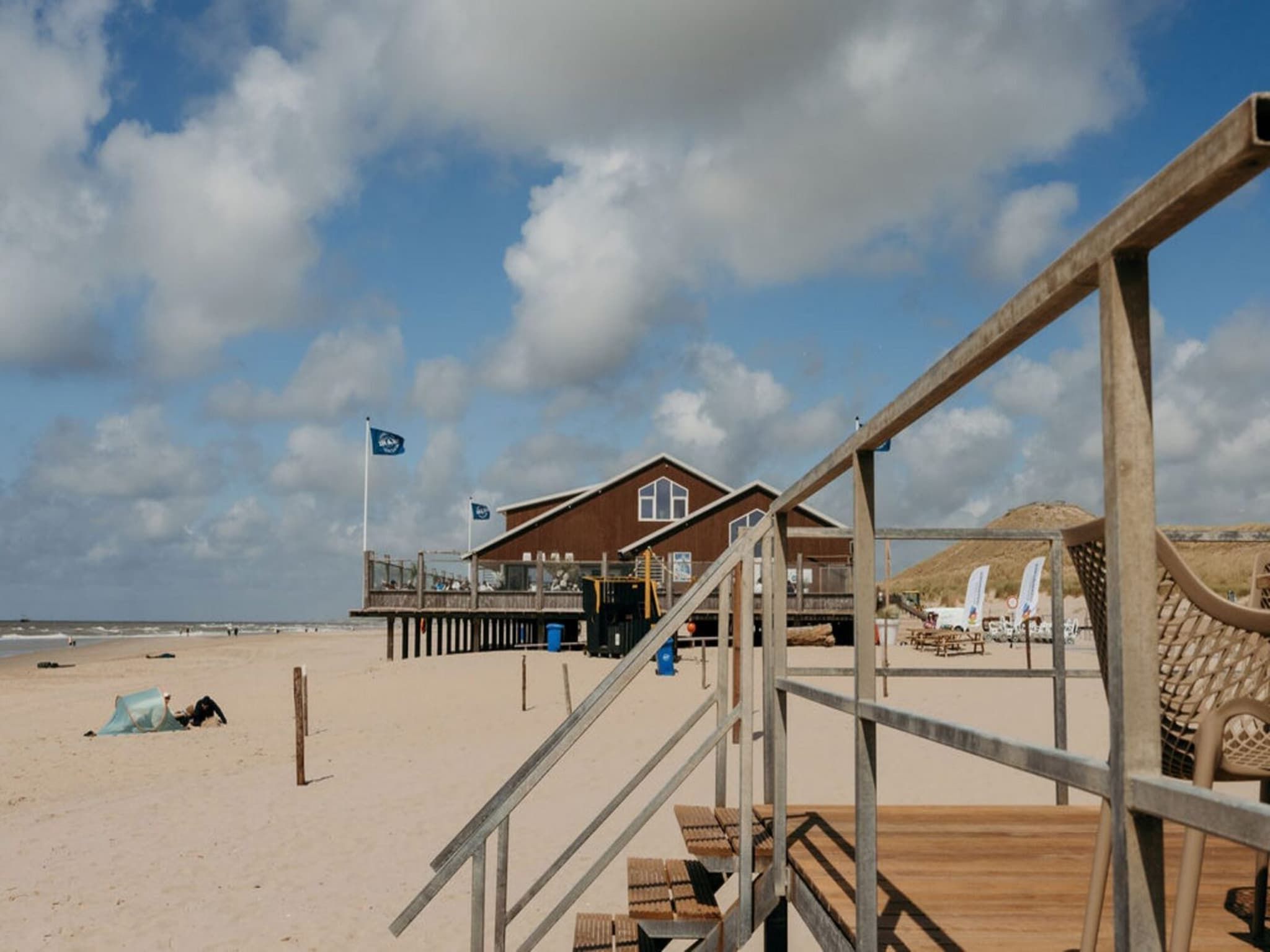 De buitenkant van Zeehut Petten in Petten