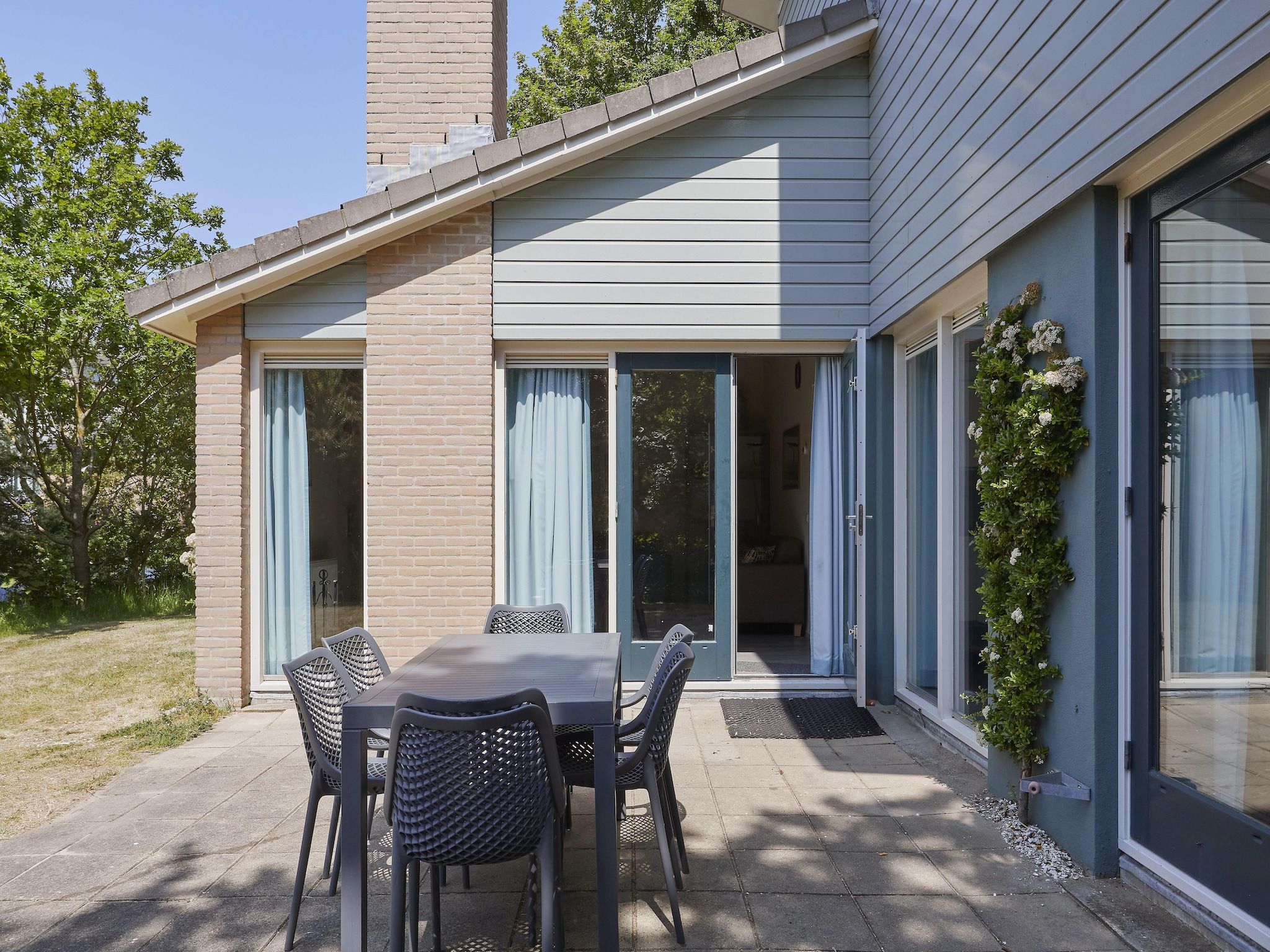 Het terras van Vakantiepark Kijkduin 6 in Den Haag