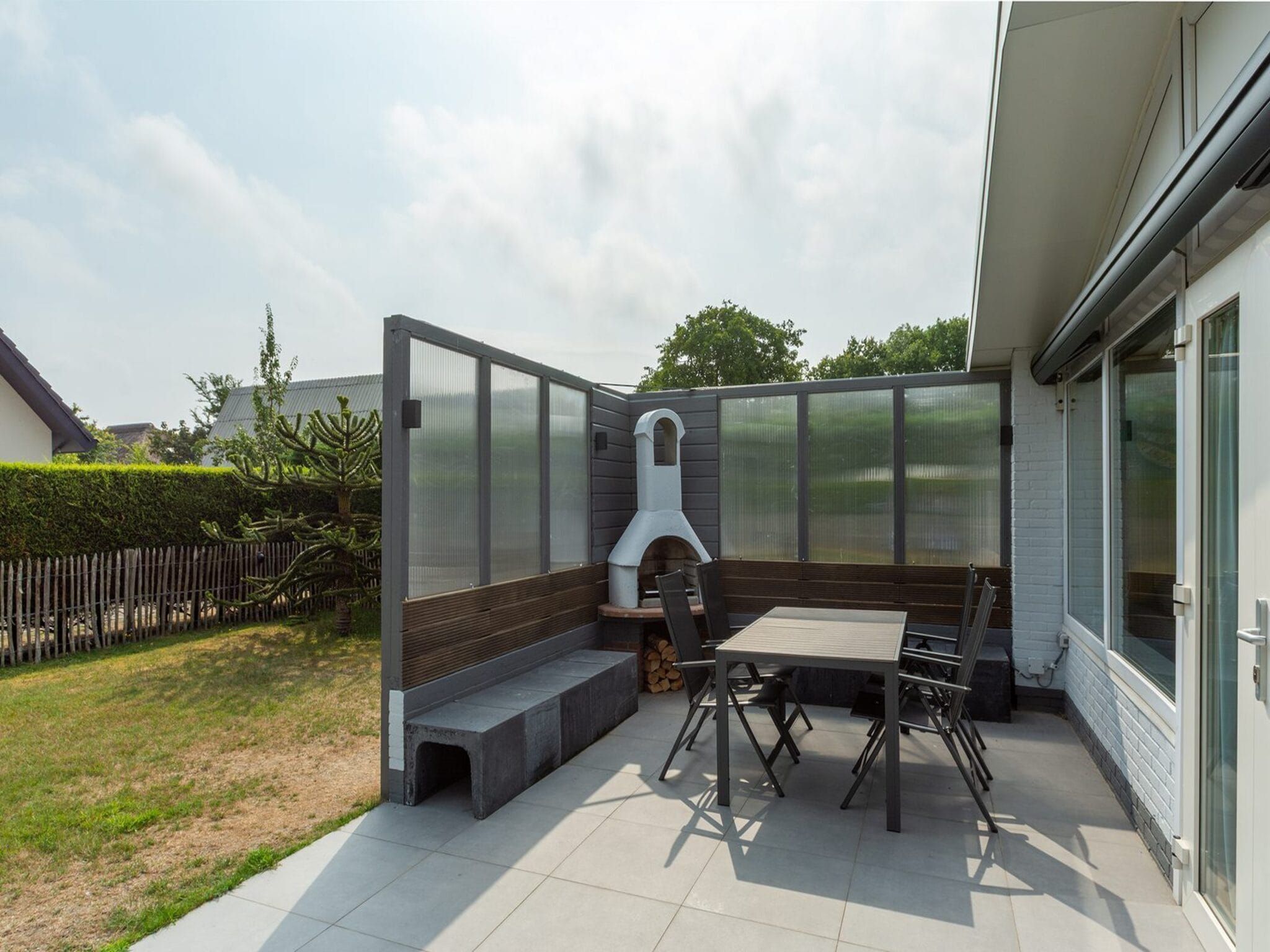 Het terras van Duinland 65 in Sint Maartenszee