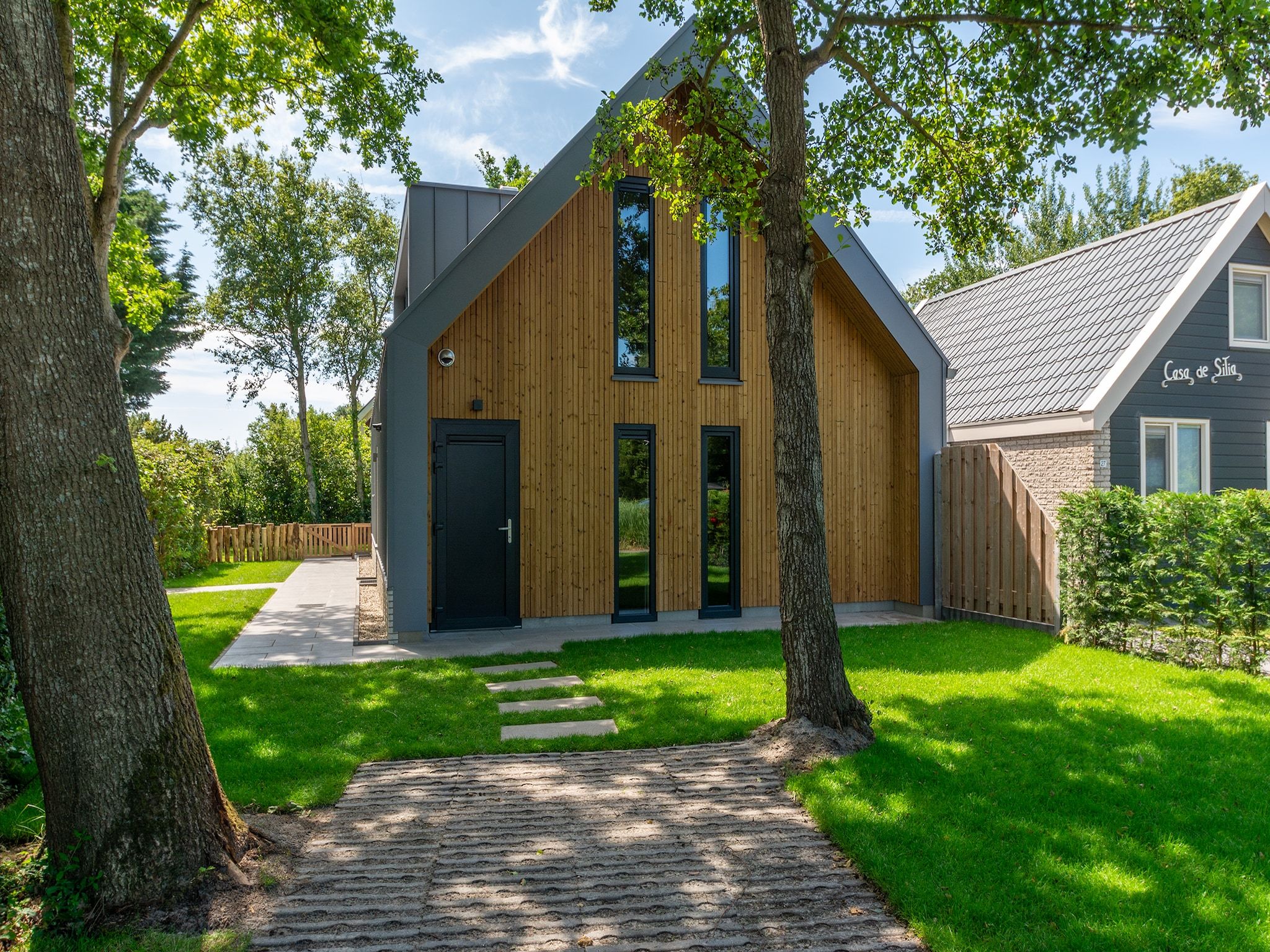 De buitenkant van Belkmer Beachhouse in Sint Maartenszee
