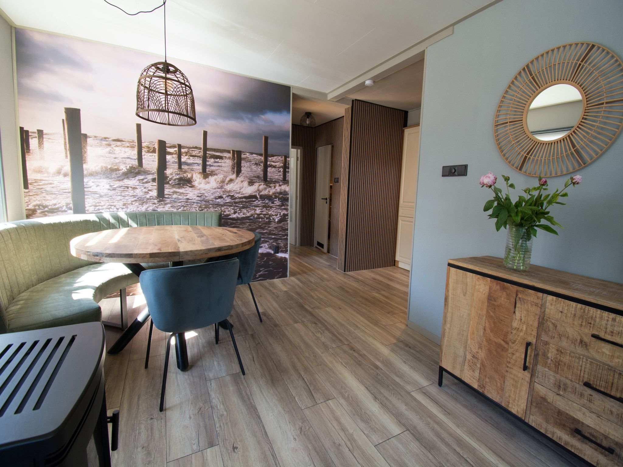 De eetkamer van Bungalow Mui aan Zee in Petten