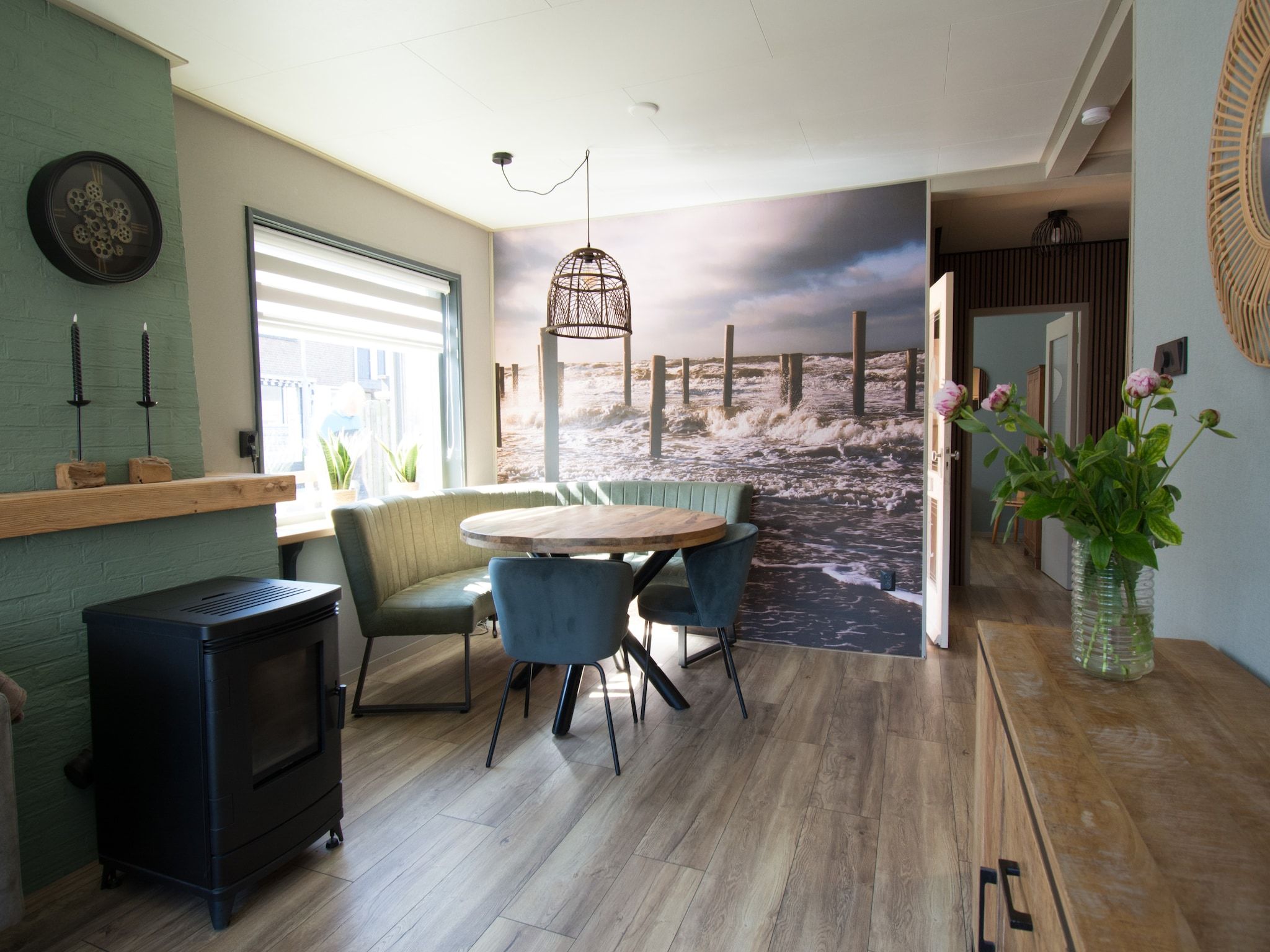 De eetkamer van Bungalow Mui aan Zee in Petten