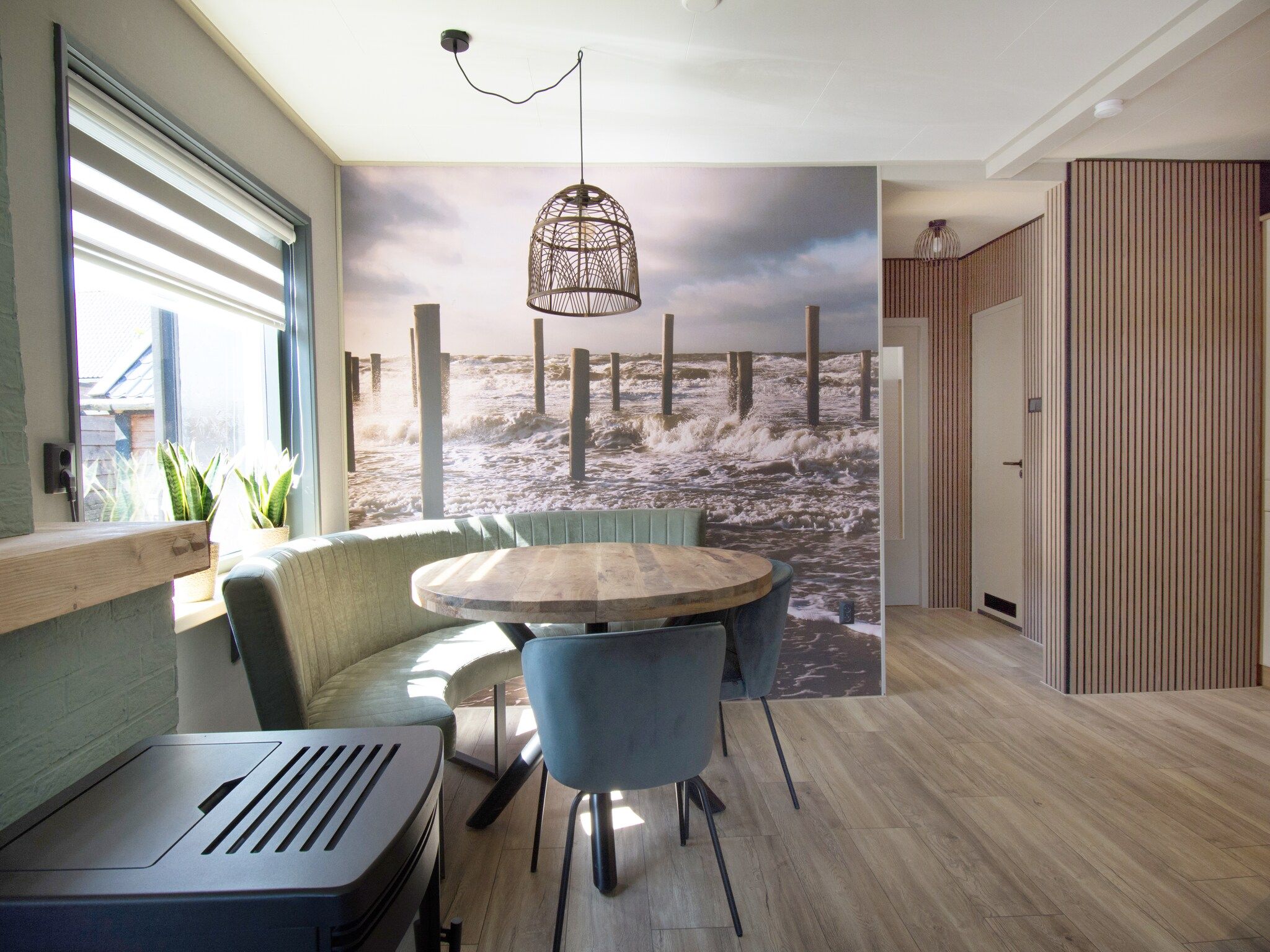 De eetkamer van Bungalow Mui aan Zee in Petten