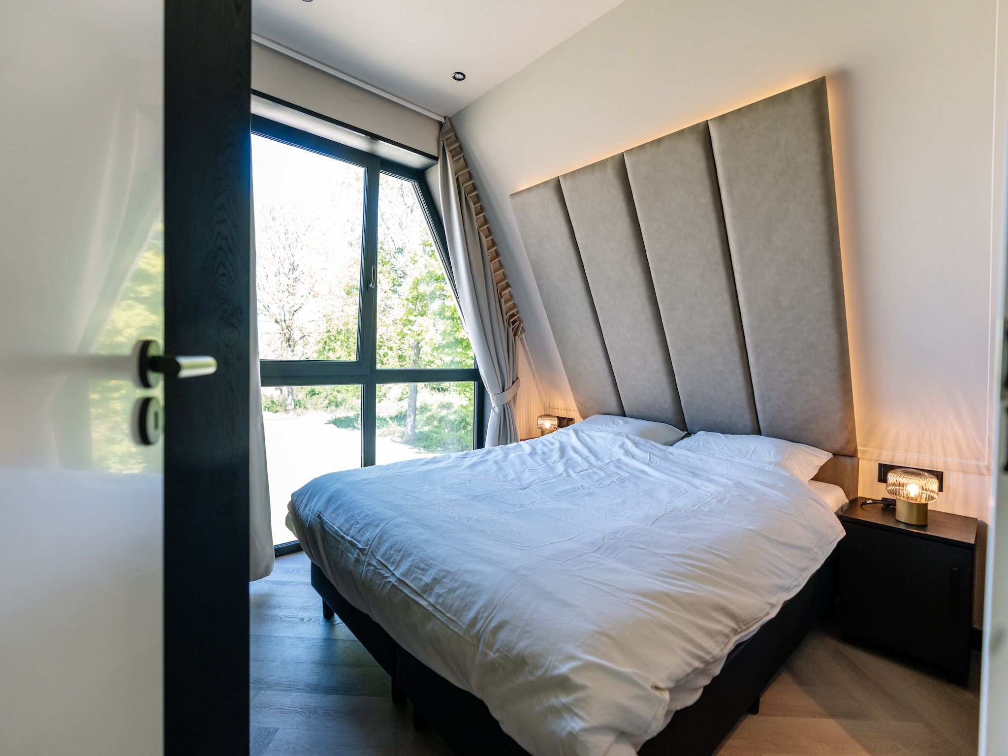 Een slaapkamer van Villa Watergloed | 10 personen in Waarland