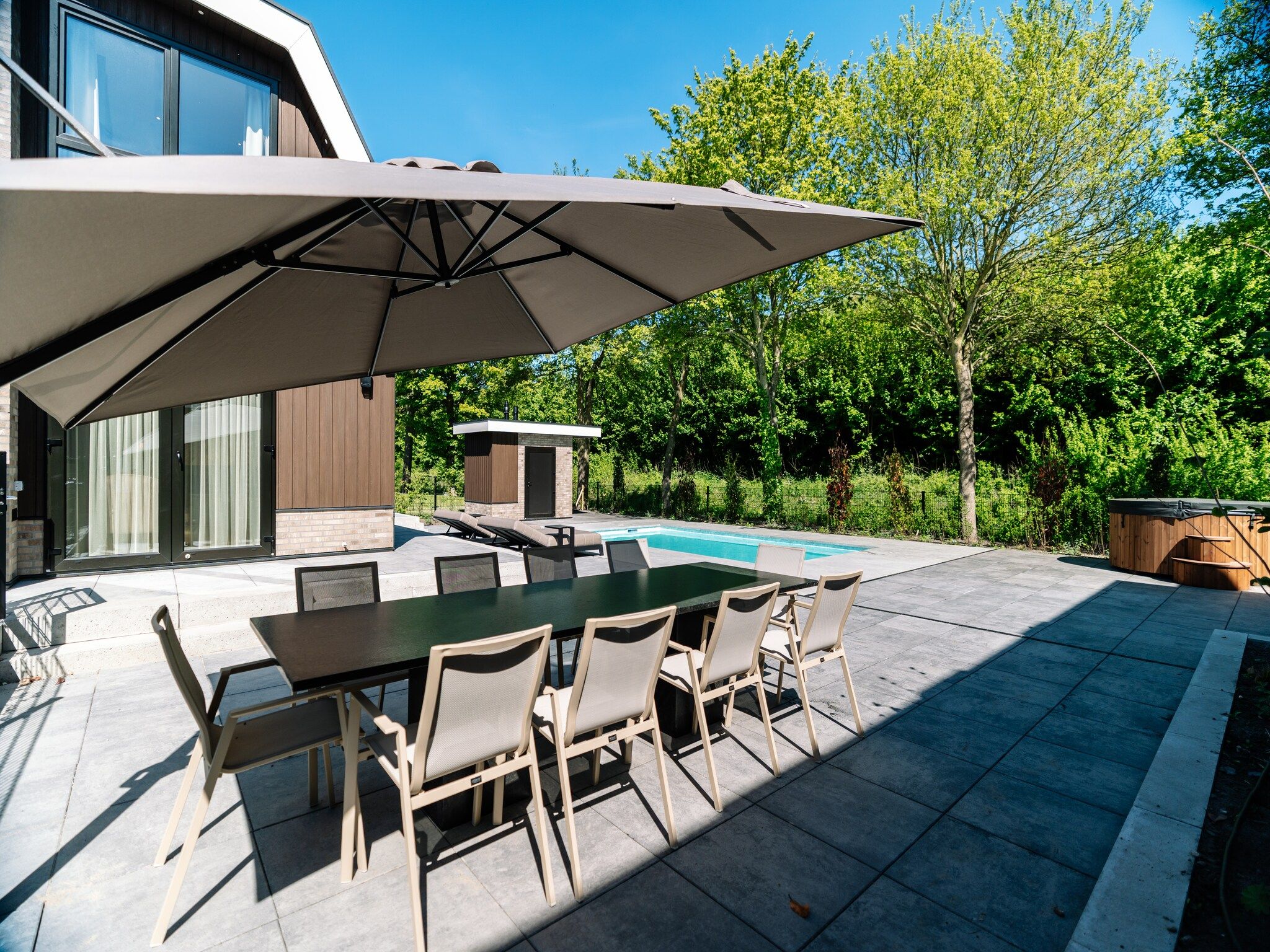 Het terras van Villa Watergloed | 10 personen in Waarland