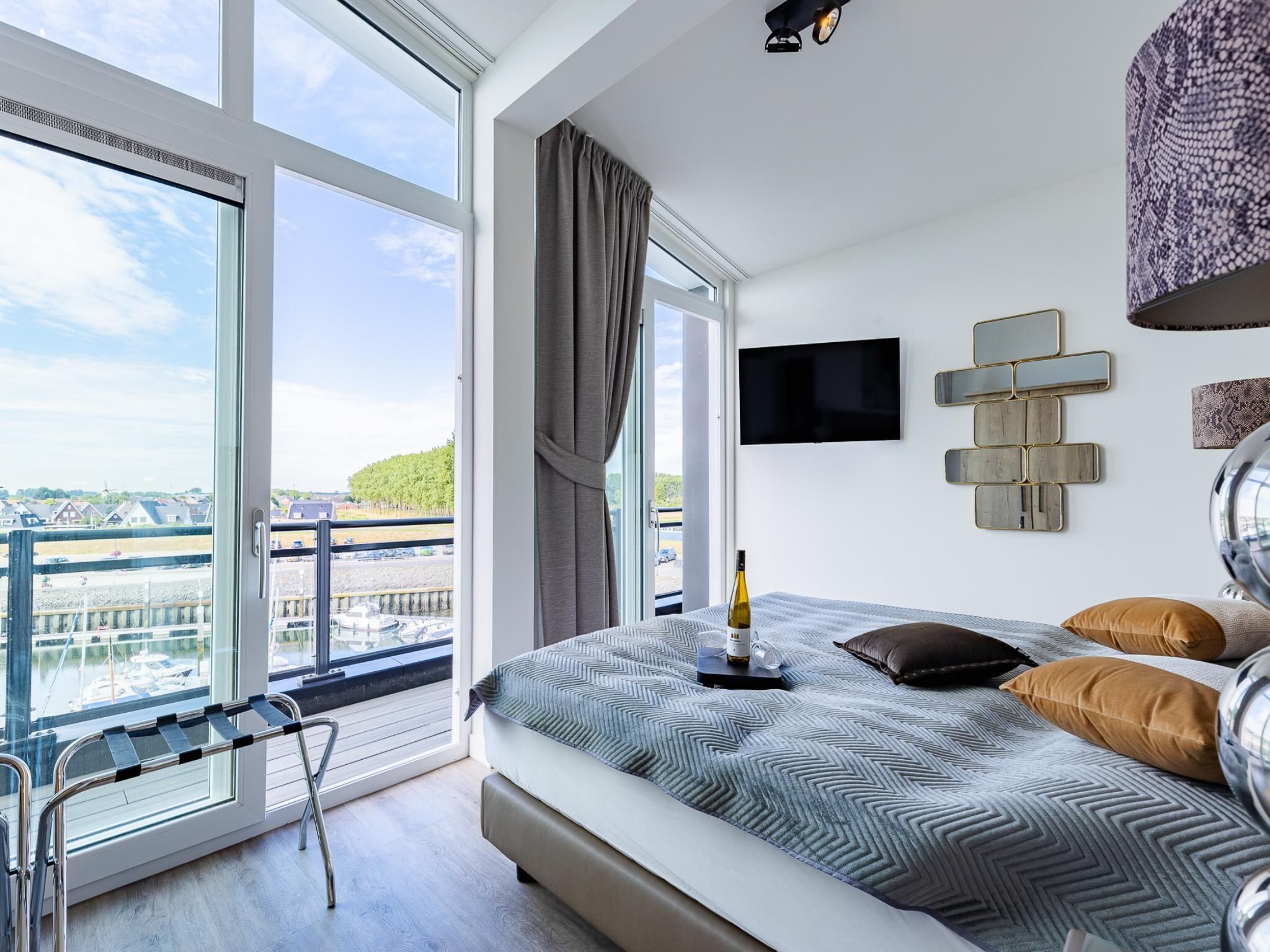 Een slaapkamer van Penthouse at the beach - with balcony | No. 26 - 2 Pers.  | Vista Maris in Sint-Annaland