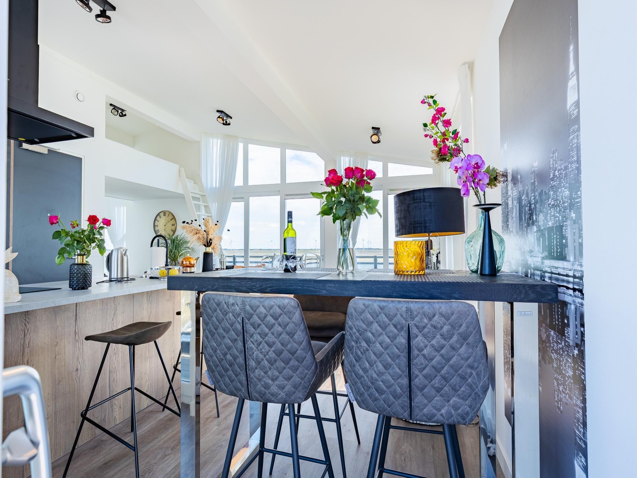 De eetkamer van Penthouse at the beach - with balcony | No. 26 - 2 Pers.  | Vista Maris in Sint-Annaland