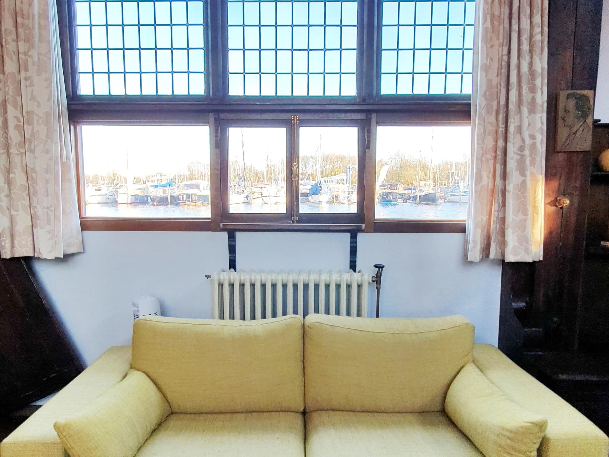 De woonkamer van De Zwerver Naarden in Naarden