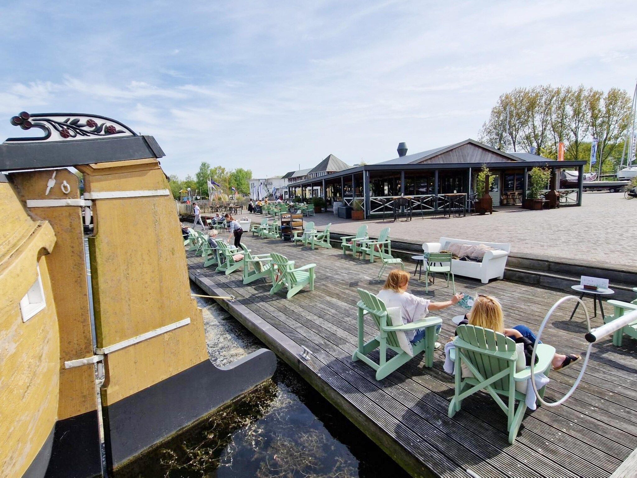 Het terras van De Zwerver Naarden in Naarden
