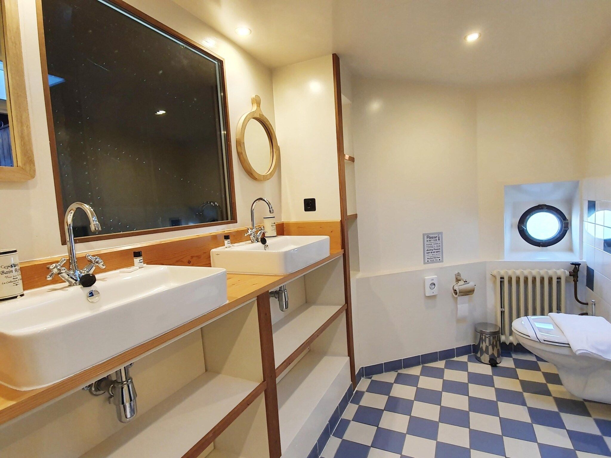 De badkamer van De Zwerver Naarden in Naarden