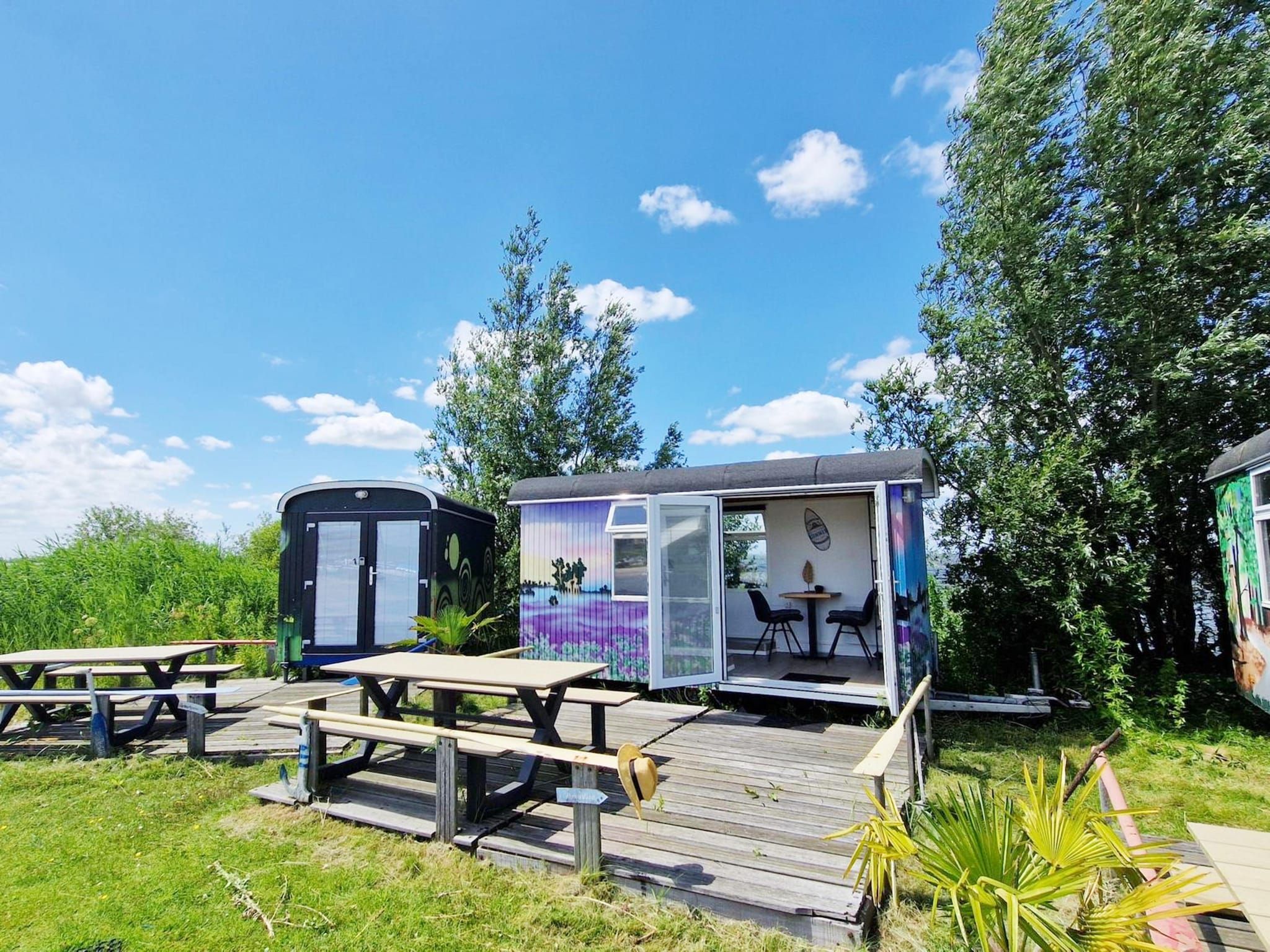 Het terras van Tiny Wagons Marina Muiderzand Almere (Nr 1-6) in Almere
