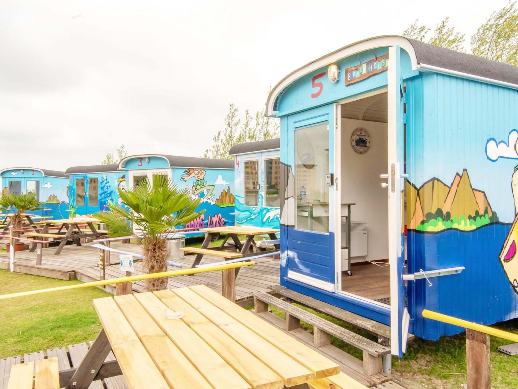 De buitenkant van Tiny Wagons Marina Muiderzand Almere (Nr 1-6) in Almere