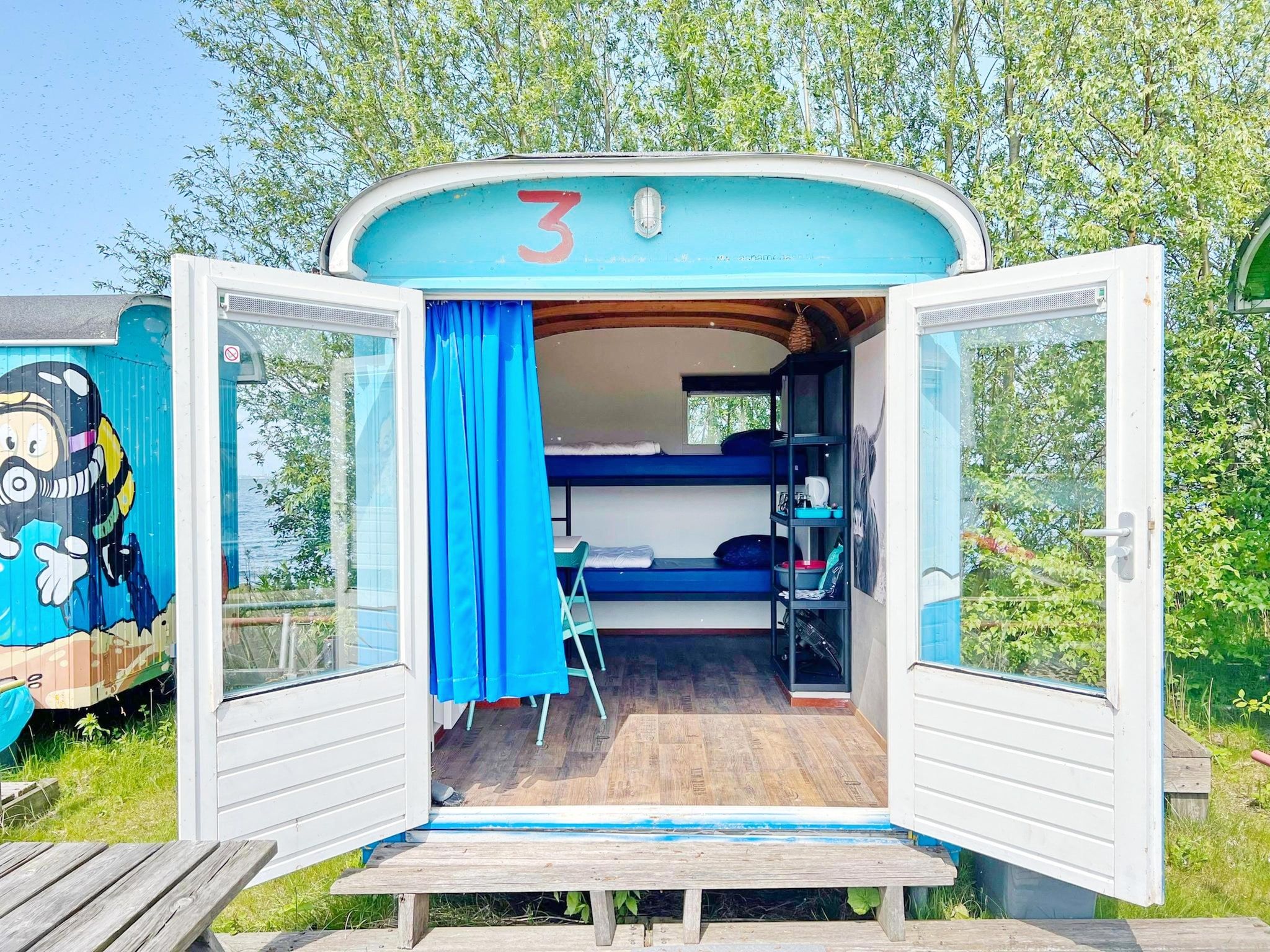 De buitenkant van Tiny Wagons Marina Muiderzand Almere (Nr 1-6) in Almere
