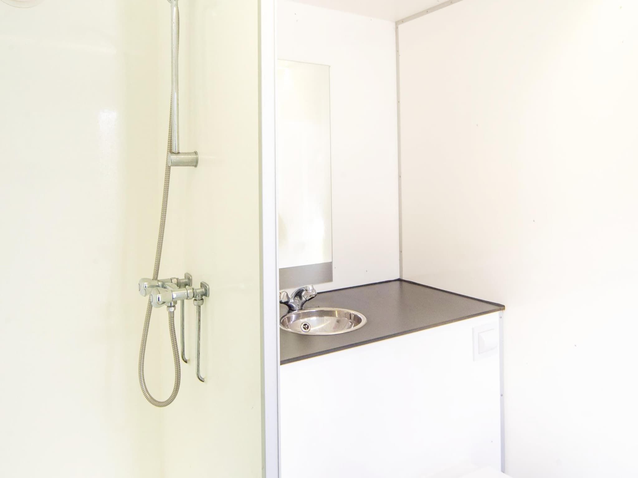 De badkamer van Tiny Wagons Marina Muiderzand Almere (Nr 1-6) in Almere