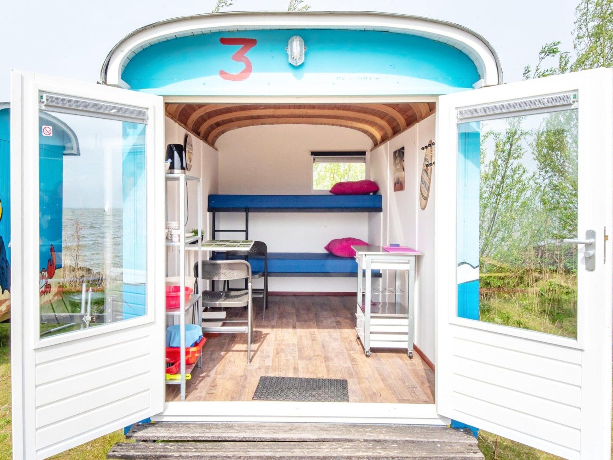 De buitenkant van Tiny Wagons Marina Muiderzand Almere (Nr 1-6) in Almere
