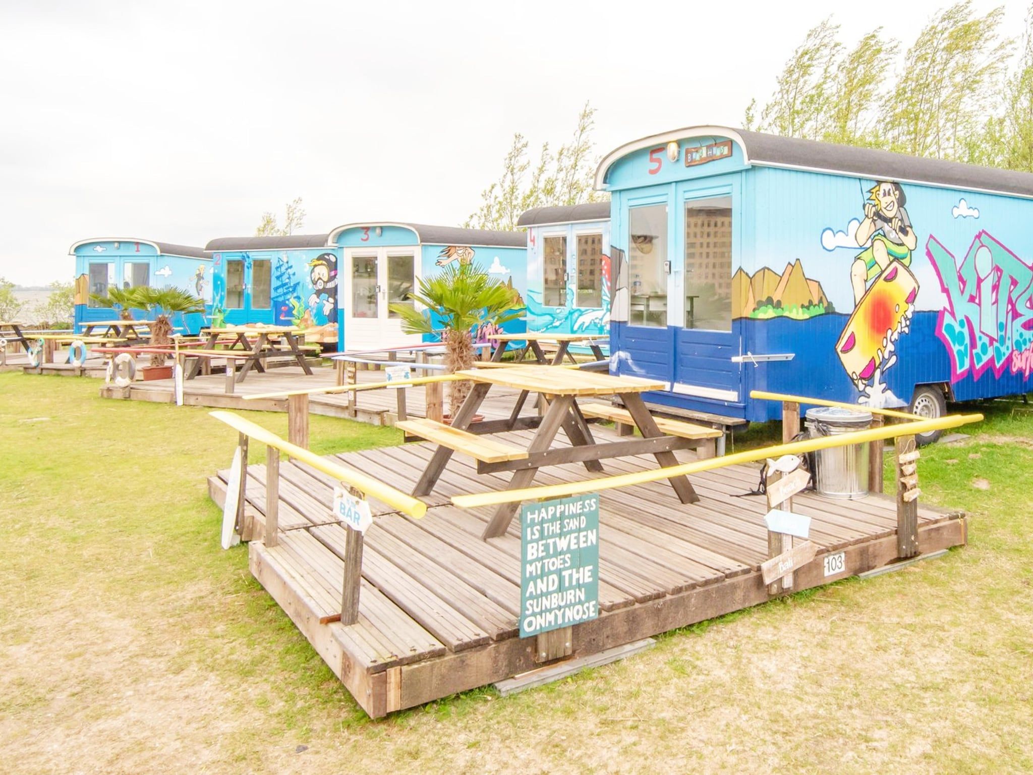 Het terras van Tiny Wagons Marina Muiderzand Almere (Nr 1-6) in Almere