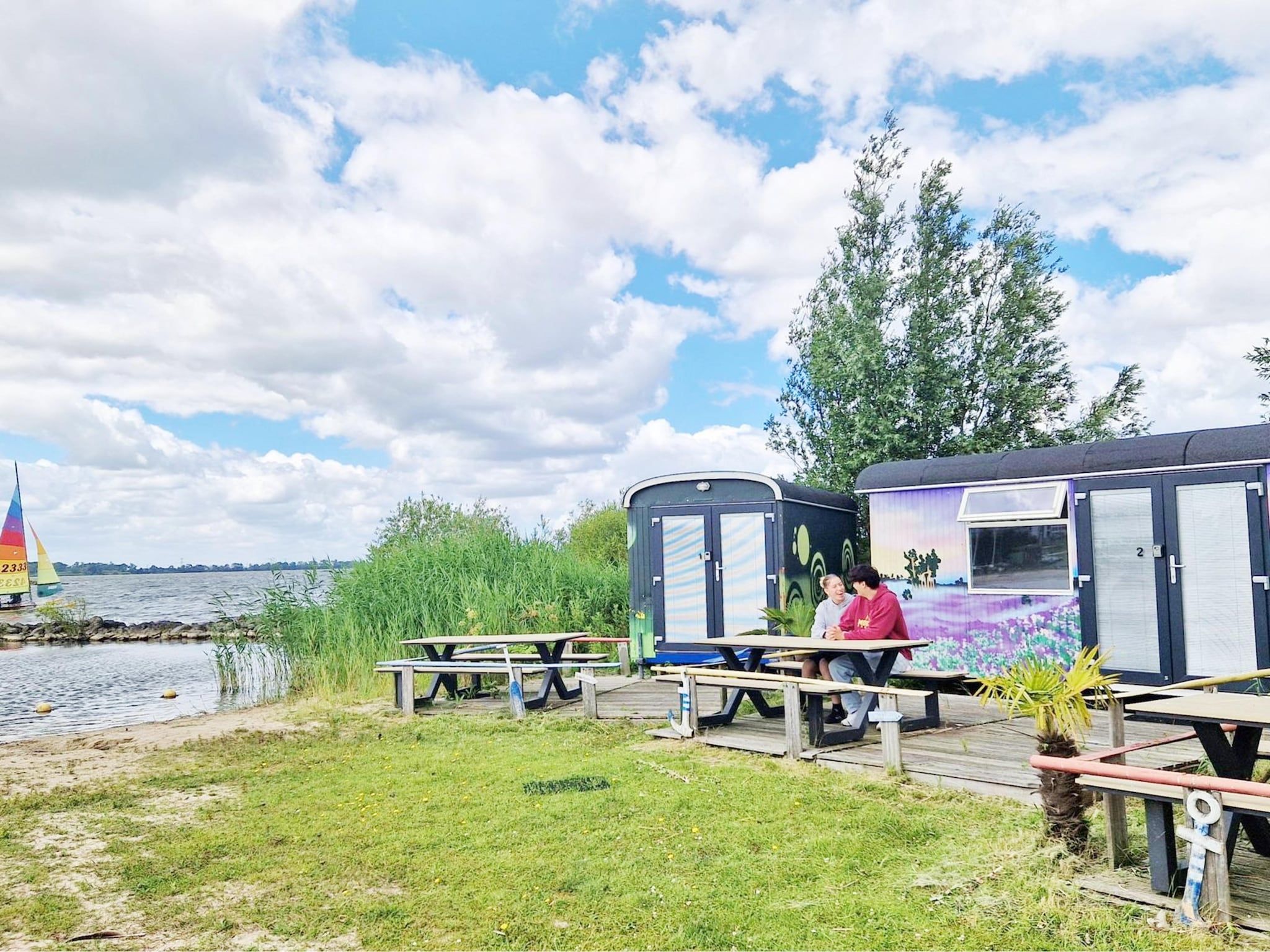 Het terras van Tiny Wagons Marina Muiderzand Almere (Nr 1-6) in Almere