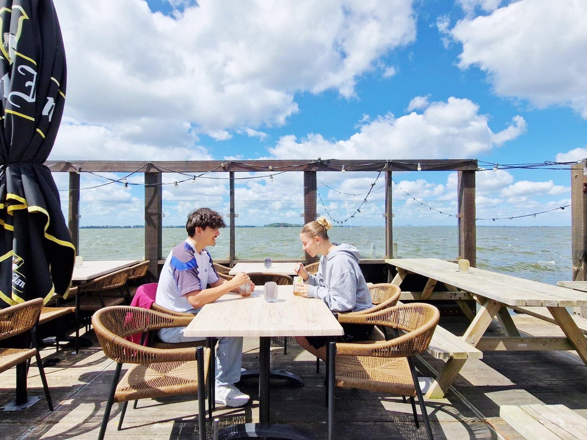Het terras van Tiny Wagons Marina Muiderzand Almere (Nr 1-6) in Almere