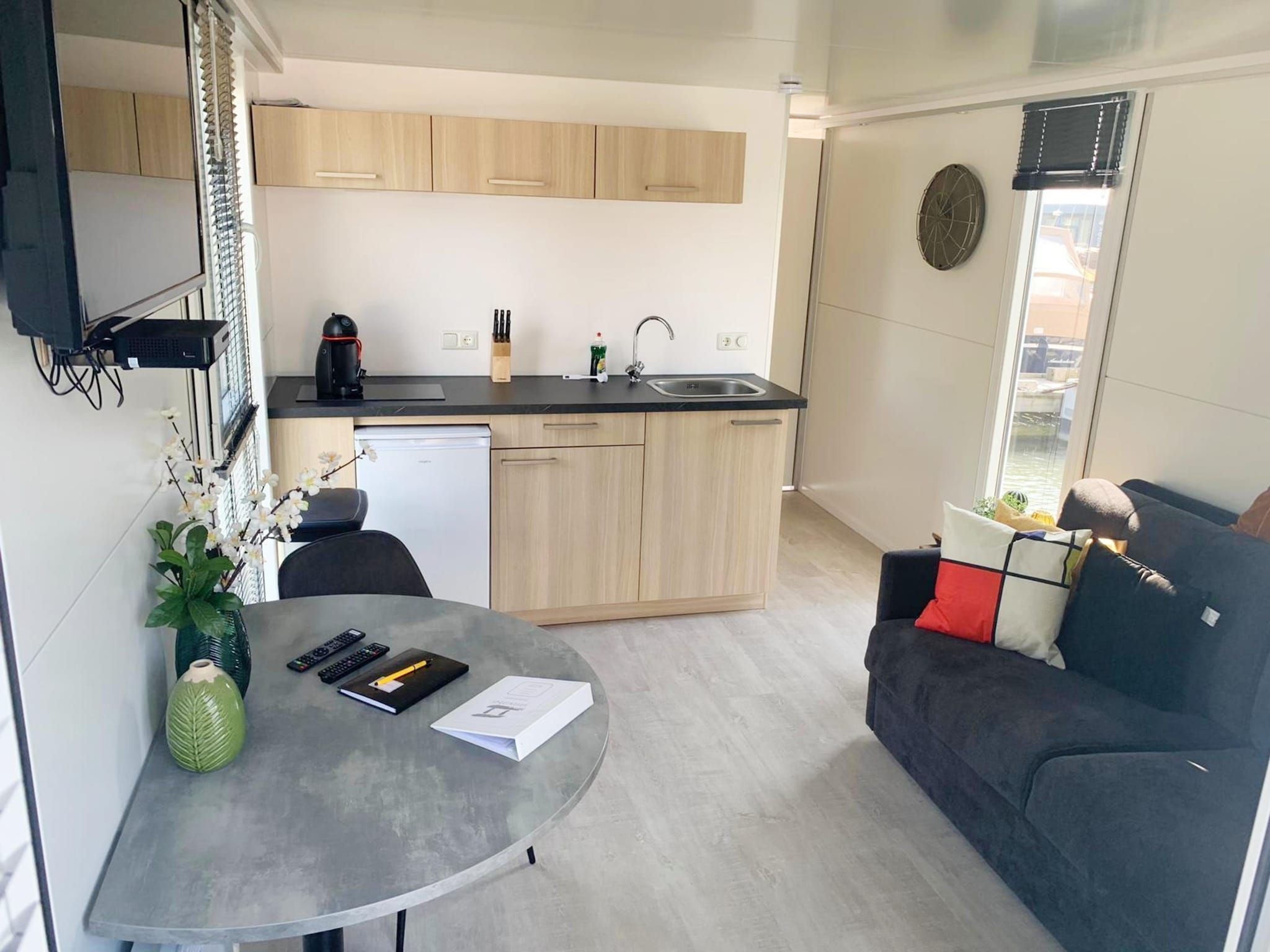 De woonkamer van Havenlodge with roof terrace and balcony (4 pers) in Amsterdam in Amsterdam