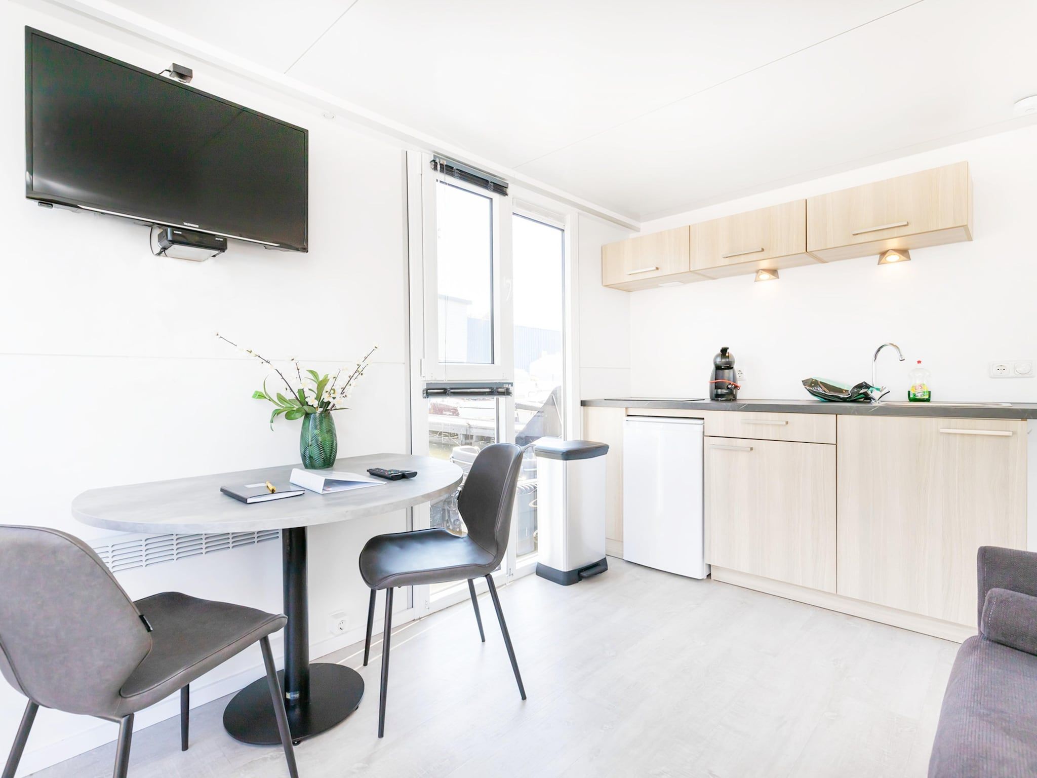 De eetkamer van Havenlodge with roof terrace and balcony (4 pers) in Amsterdam in Amsterdam