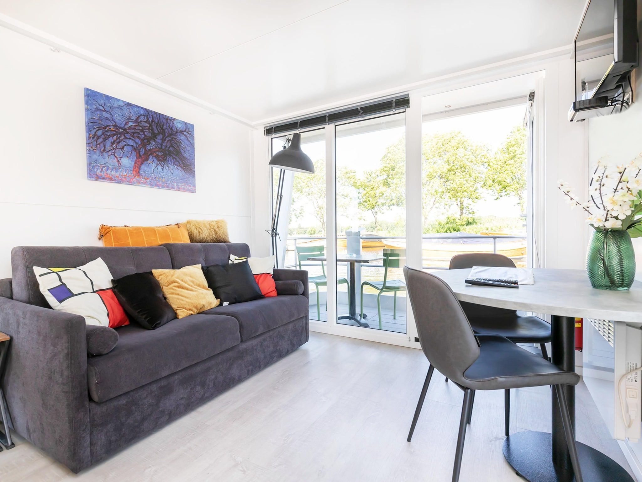 De woonkamer van Havenlodge with roof terrace and balcony (4 pers) in Amsterdam in Amsterdam