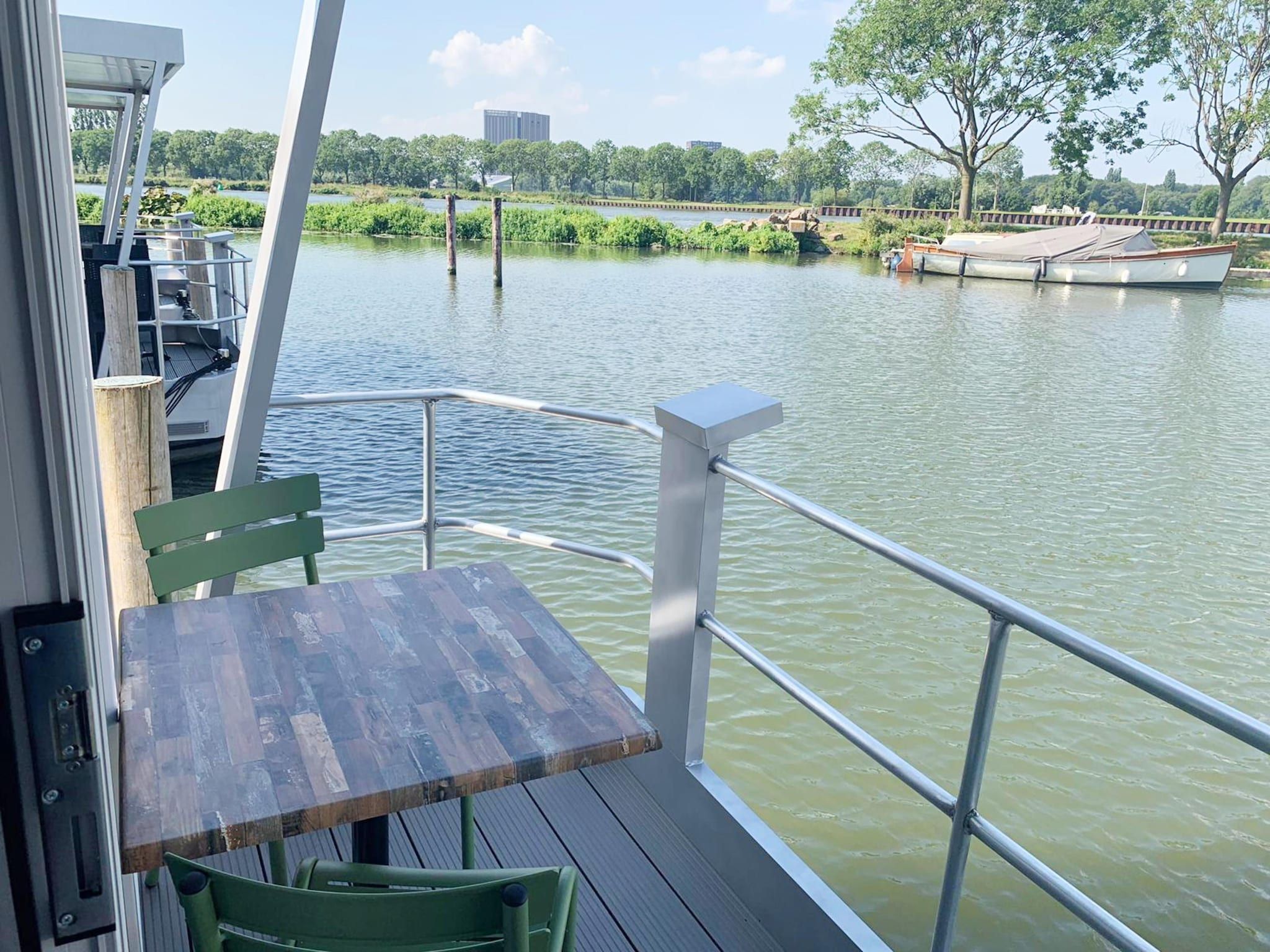 Het terras van Havenlodge with roof terrace and balcony (4 pers) in Amsterdam in Amsterdam