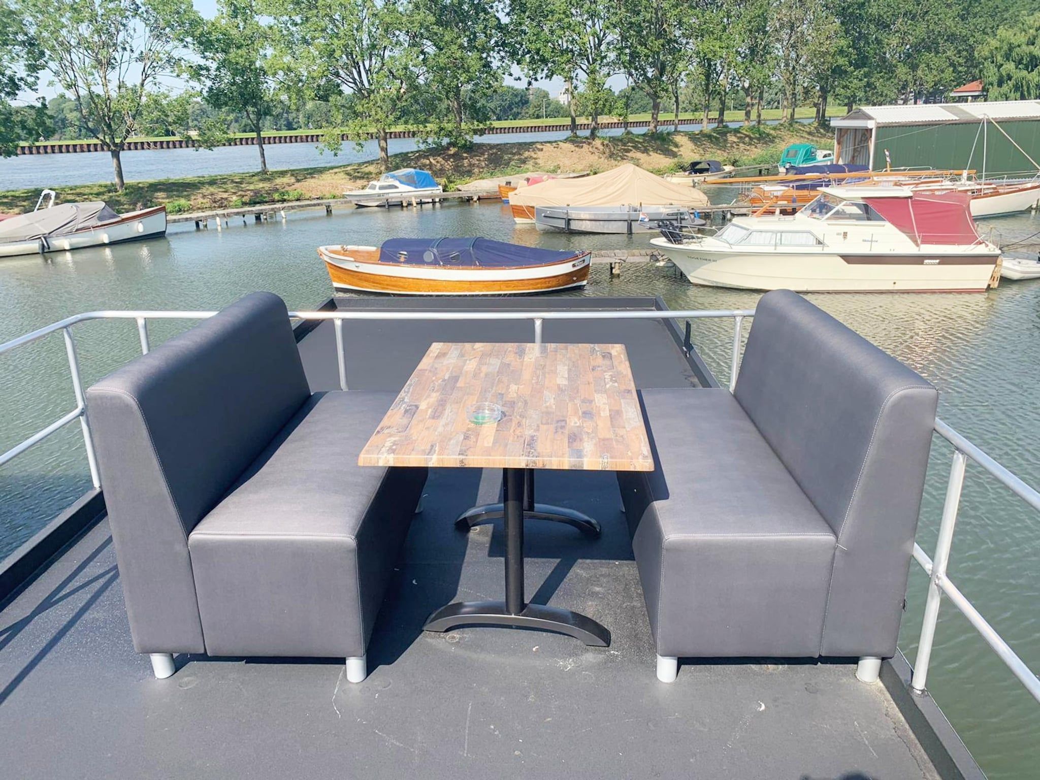 Het terras van Havenlodge with roof terrace and balcony (4 pers) in Amsterdam in Amsterdam