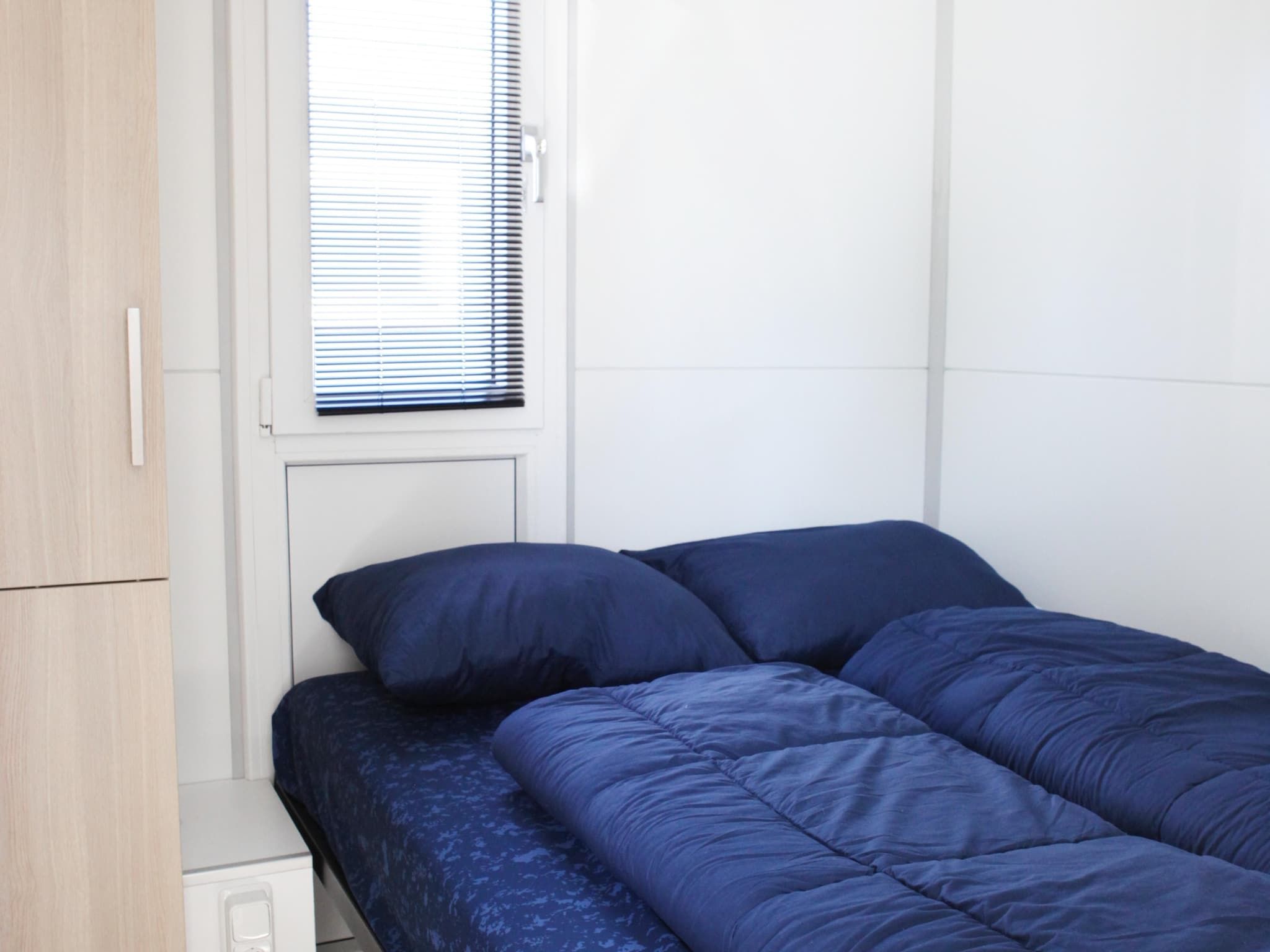 Een slaapkamer van Havenlodge with roof terrace and balcony (4-6 pers) Lelystad in Lelystad