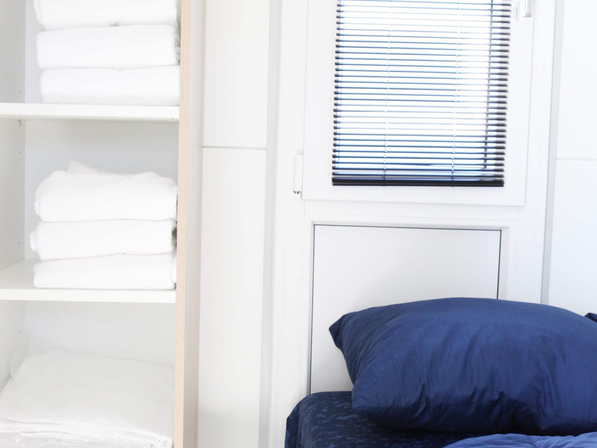 Een slaapkamer van Havenlodge with roof terrace and balcony (4-6 pers) Lelystad in Lelystad