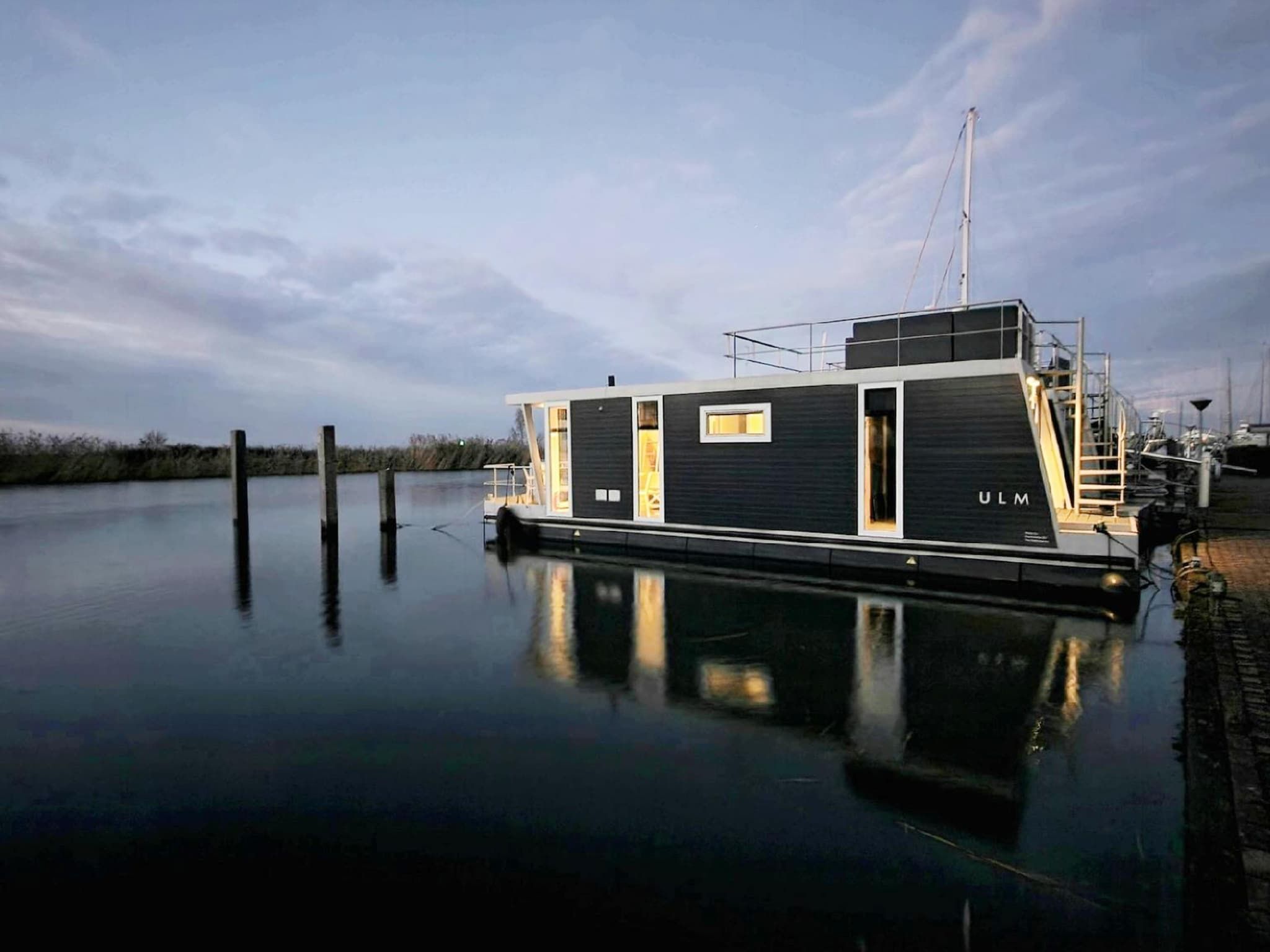 De buitenkant van Havenlodge with roof terrace and balcony (4-6 pers) Lelystad in Lelystad