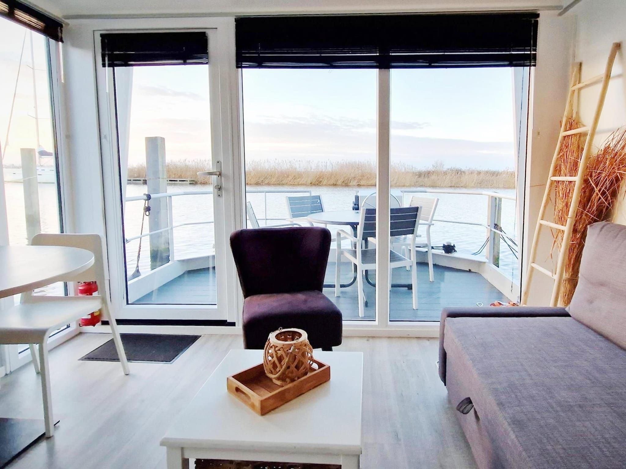 De woonkamer van Havenlodge with roof terrace and balcony (4-6 pers) Lelystad in Lelystad