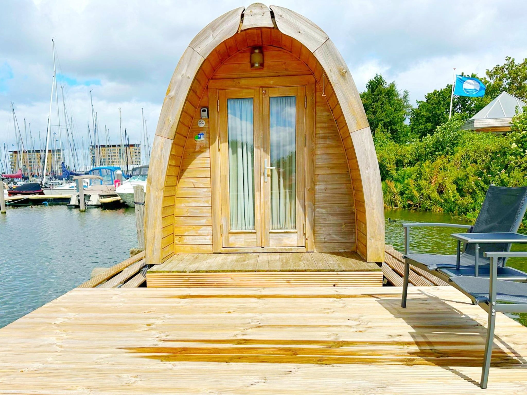De buitenkant van Water Bubble Marina Muiderzand Almere in Almere
