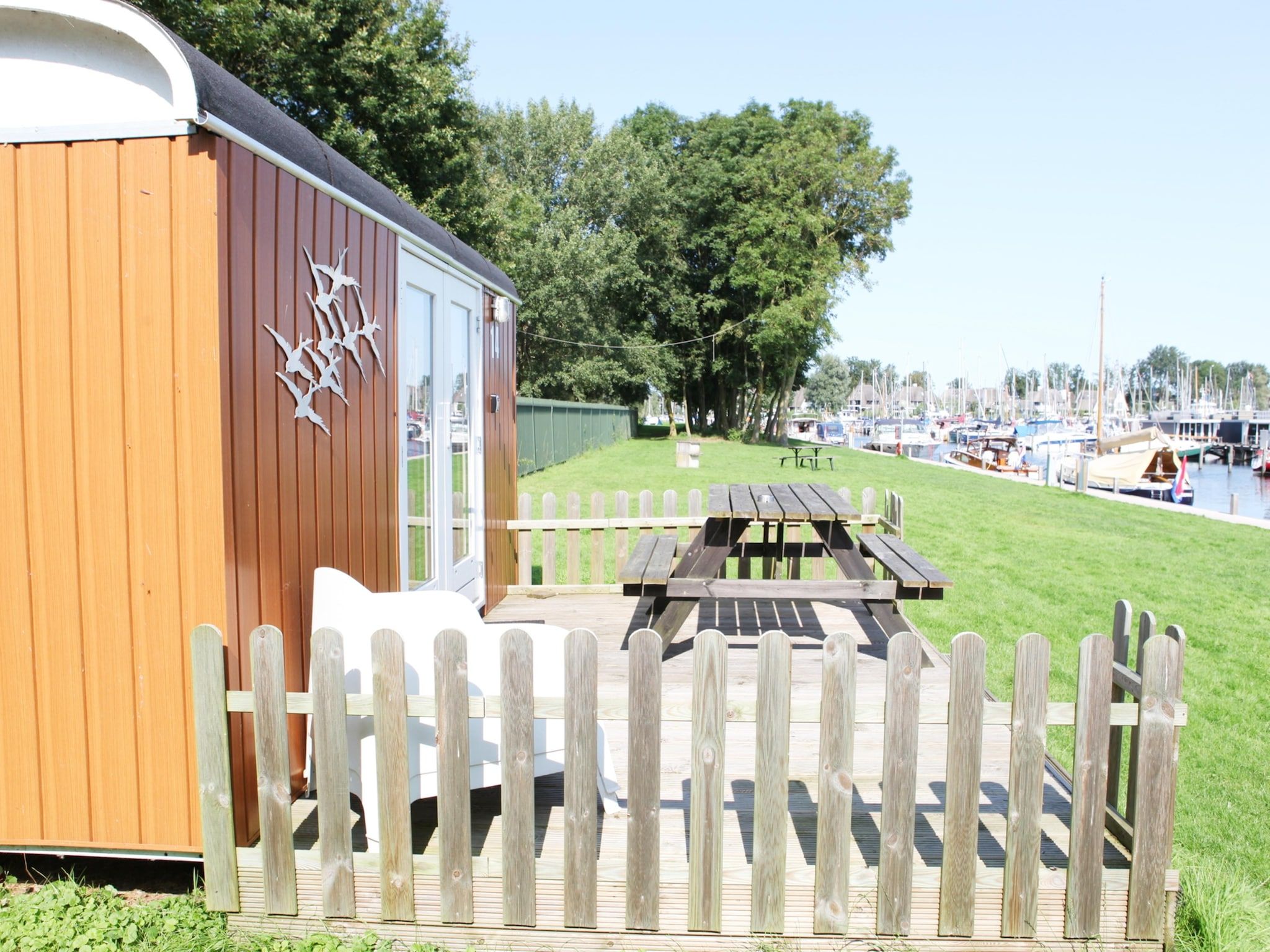 Het terras van Tiny Wagons Naarden in Naarden
