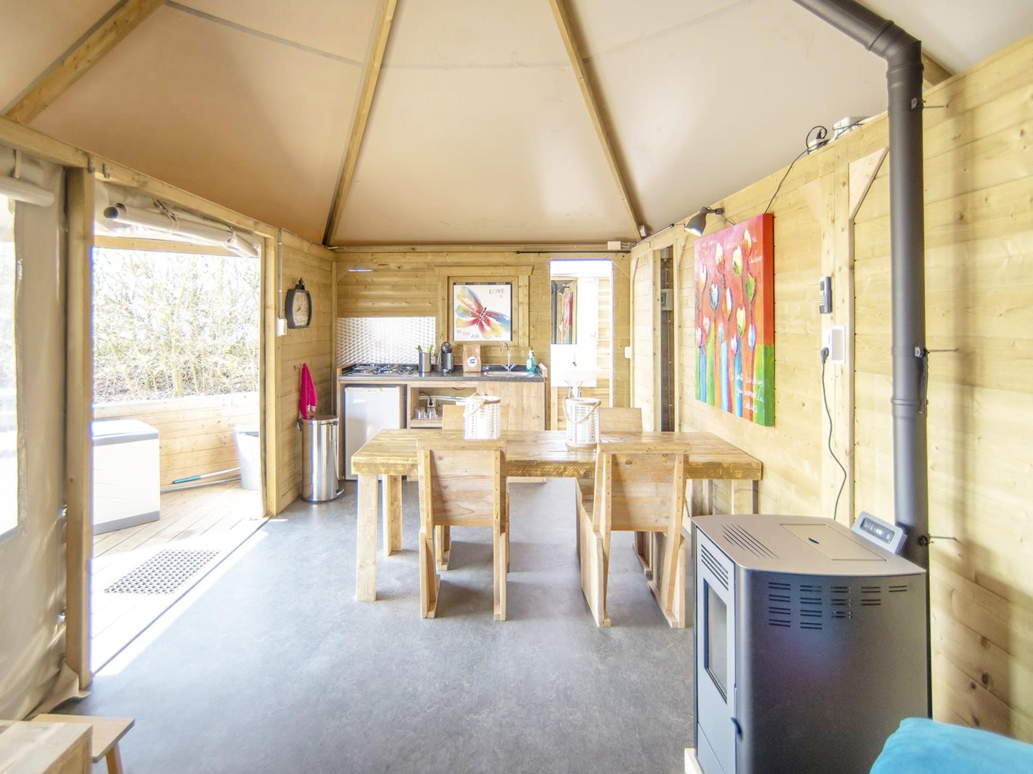 De eetkamer van Dune home 4 people, with private sanitary facilities in Almere