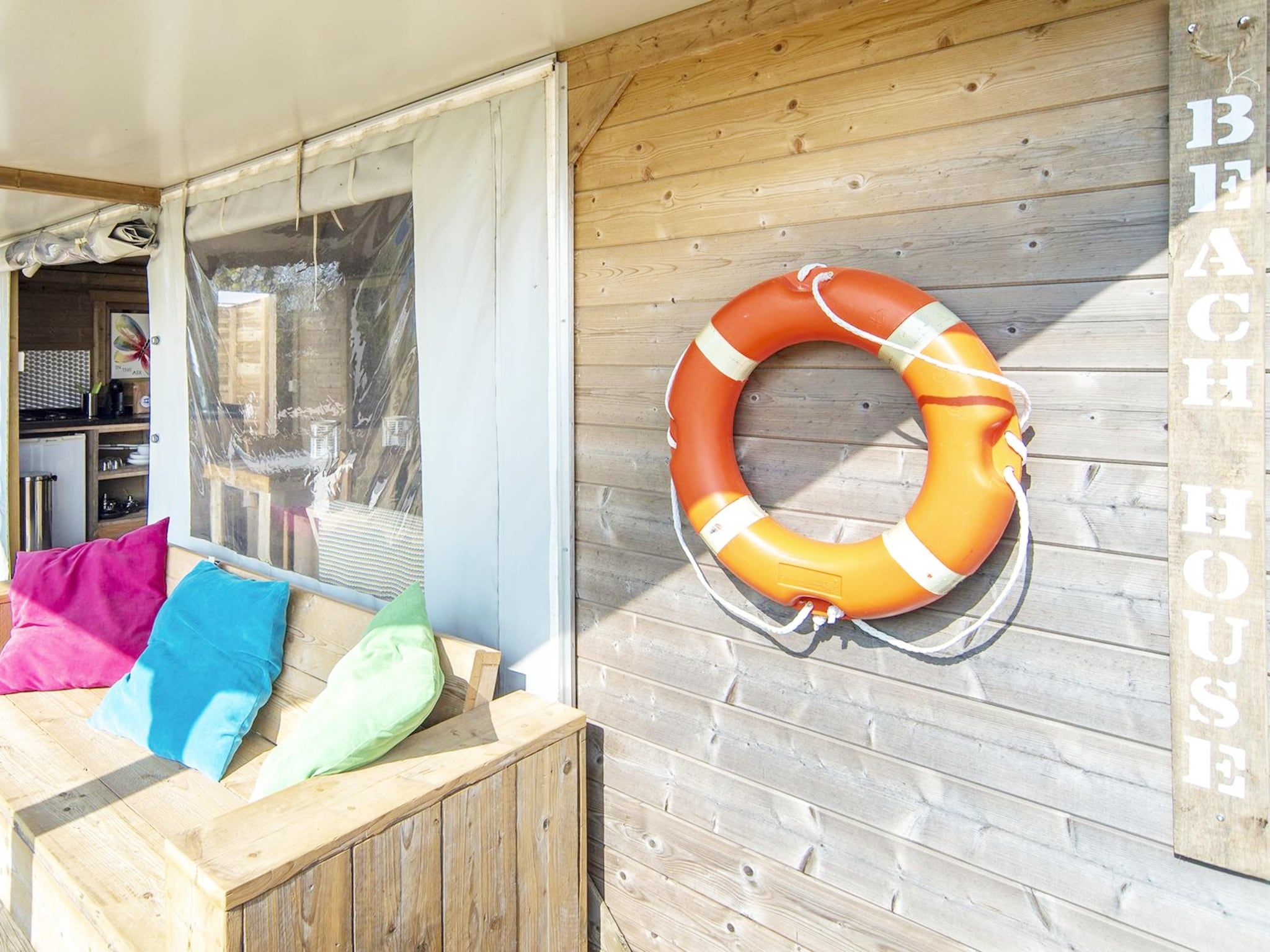 De woonkamer van Dune home 4 people, with private sanitary facilities in Almere