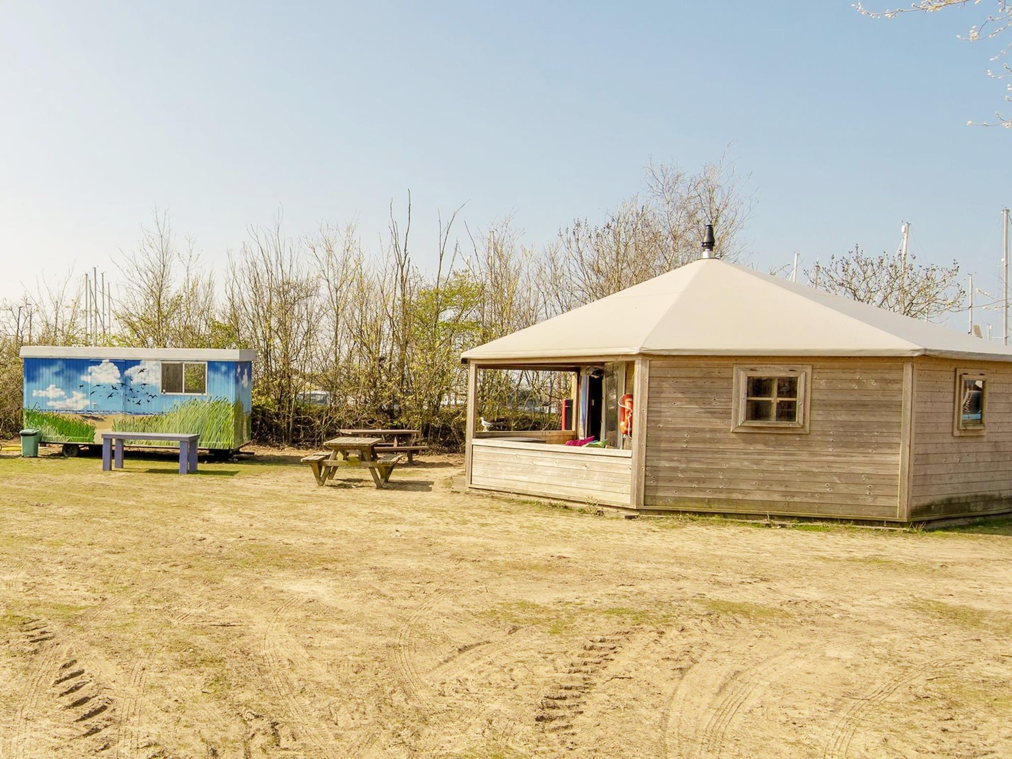 De buitenkant van Dune home 4 people, with private sanitary facilities in Almere