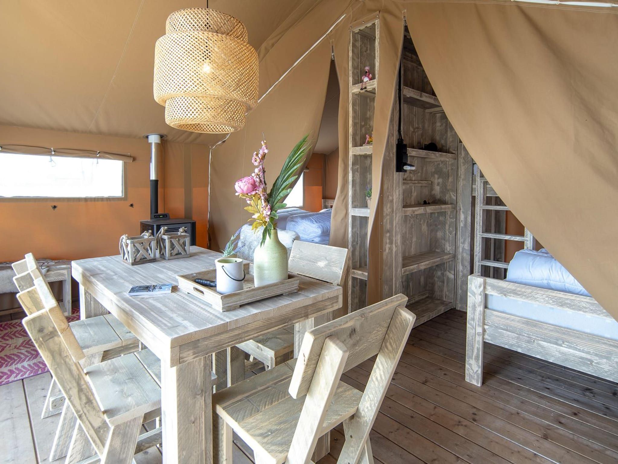 De eetkamer van Safari Lodge 5 people, with private sanitary facilities in Almere