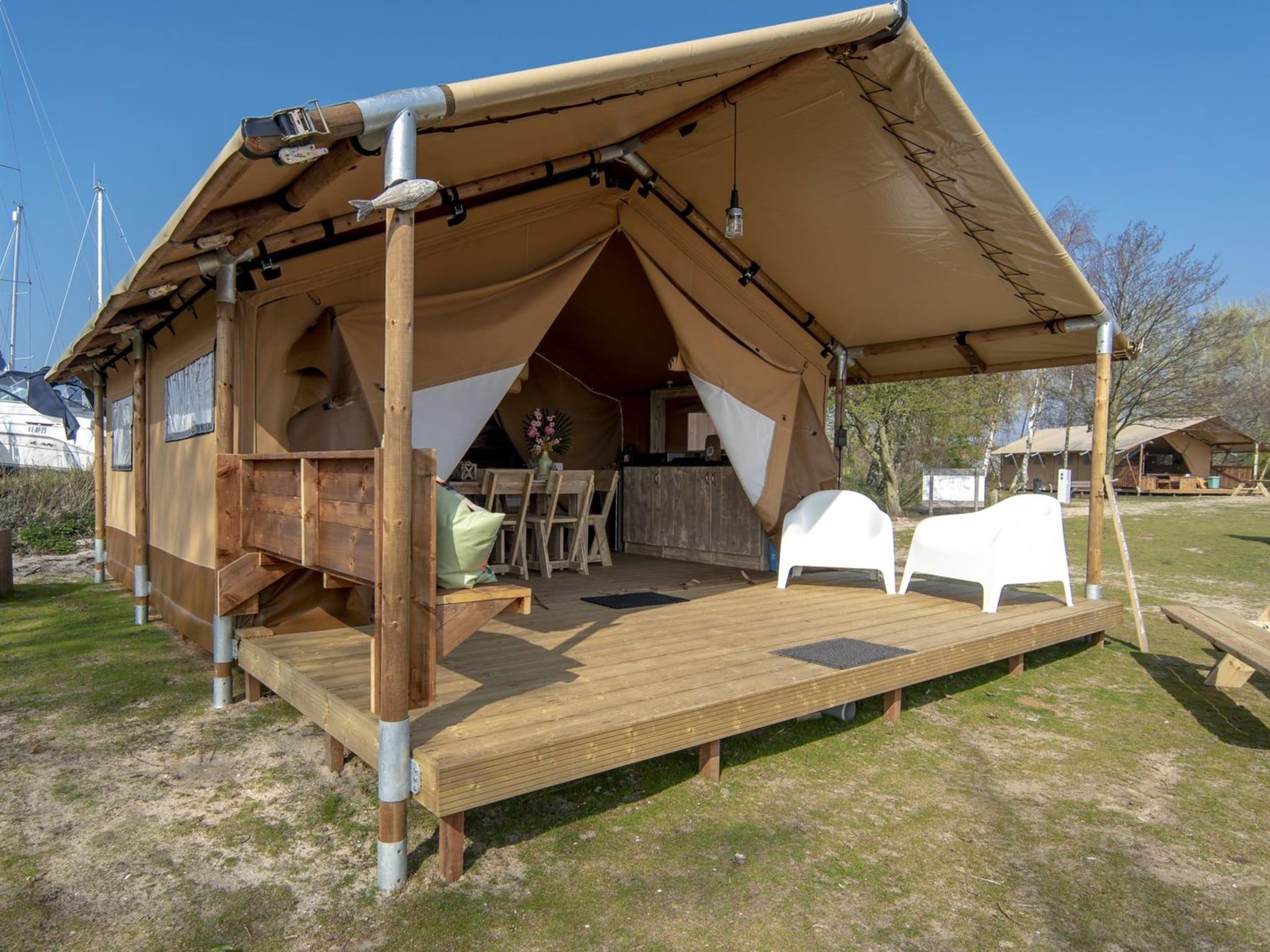 De buitenkant van Safari Lodge 5 people, with private sanitary facilities in Almere