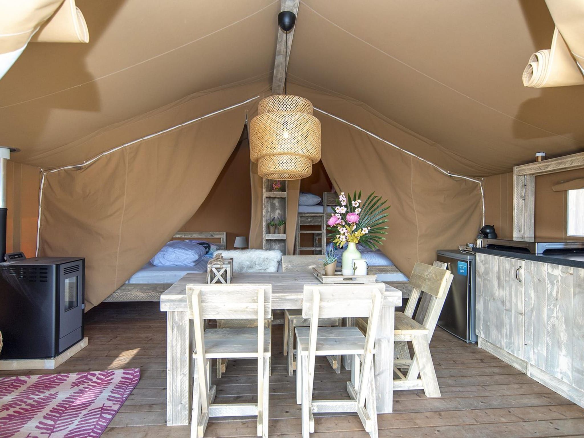 De keuken van Safari Lodge 5 people, with private sanitary facilities in Almere