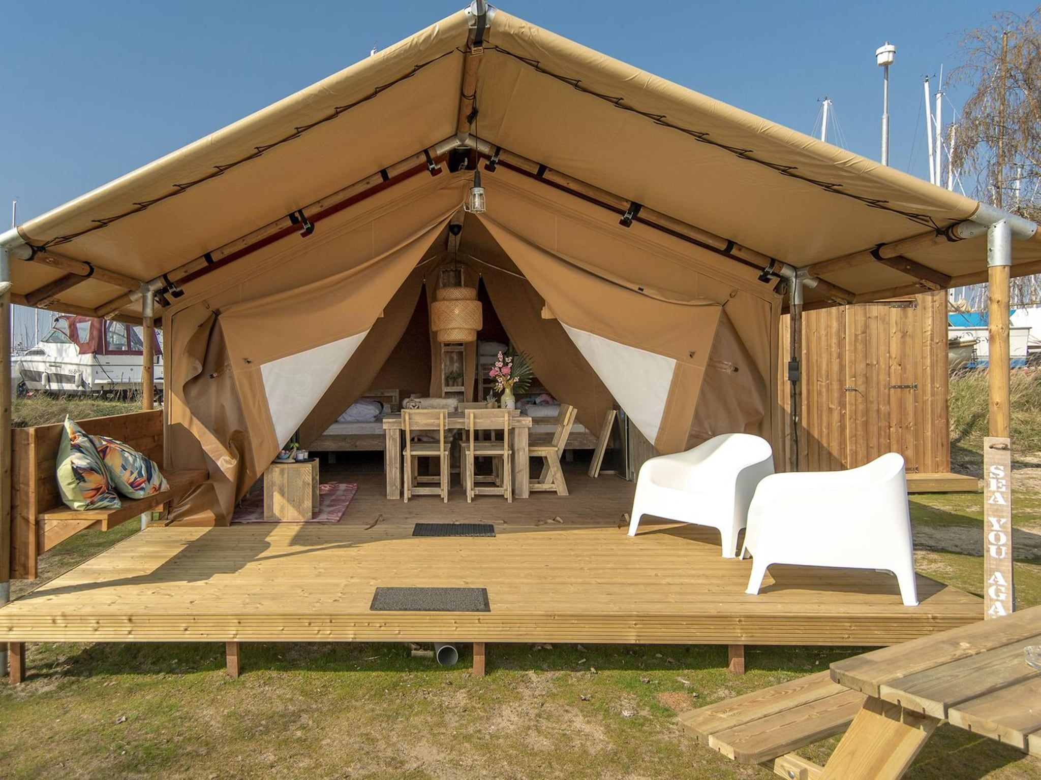 De buitenkant van Safari Lodge 5 people, with private sanitary facilities in Almere