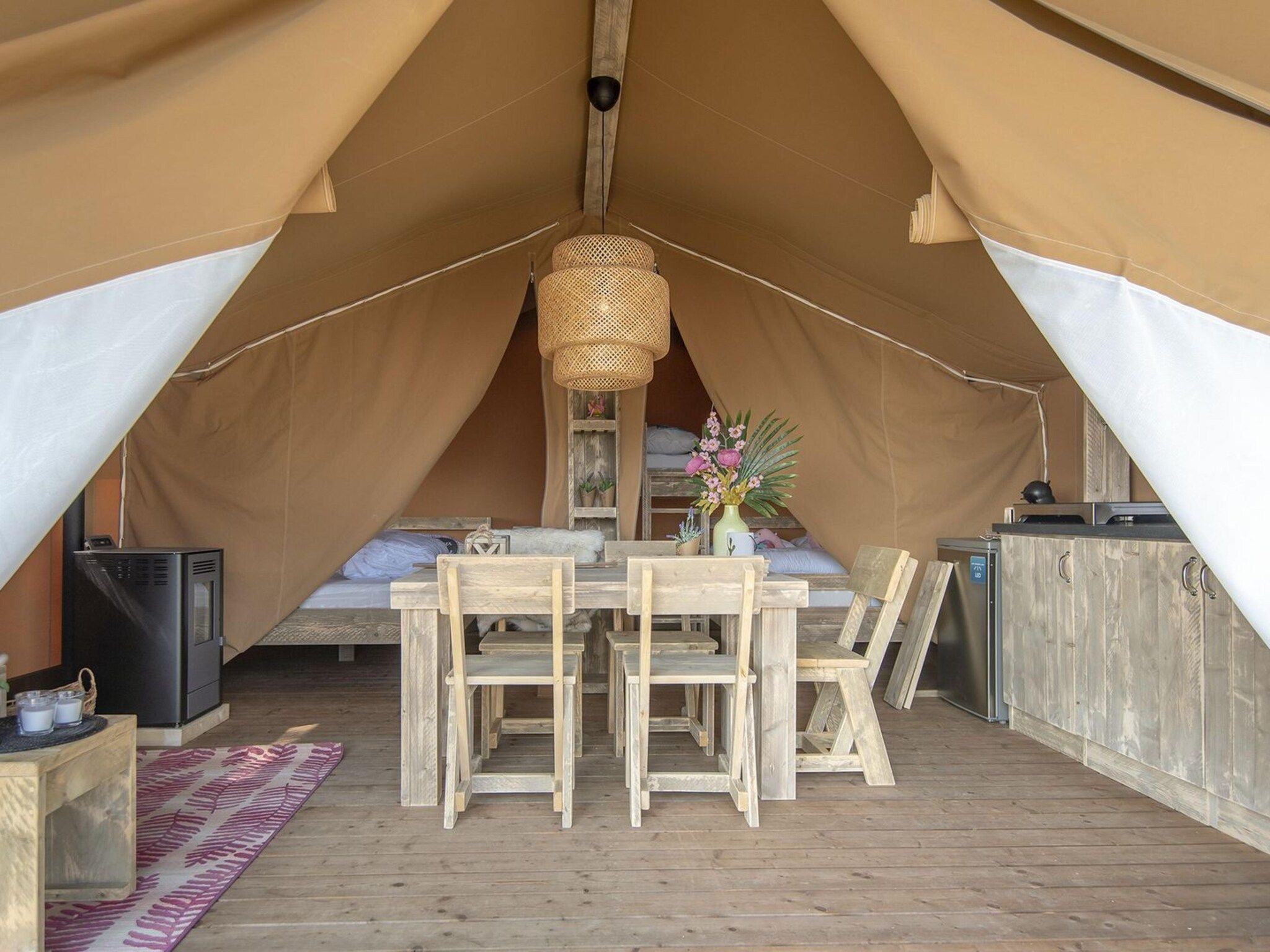 De eetkamer van Safari Lodge 5 people, with private sanitary facilities in Almere
