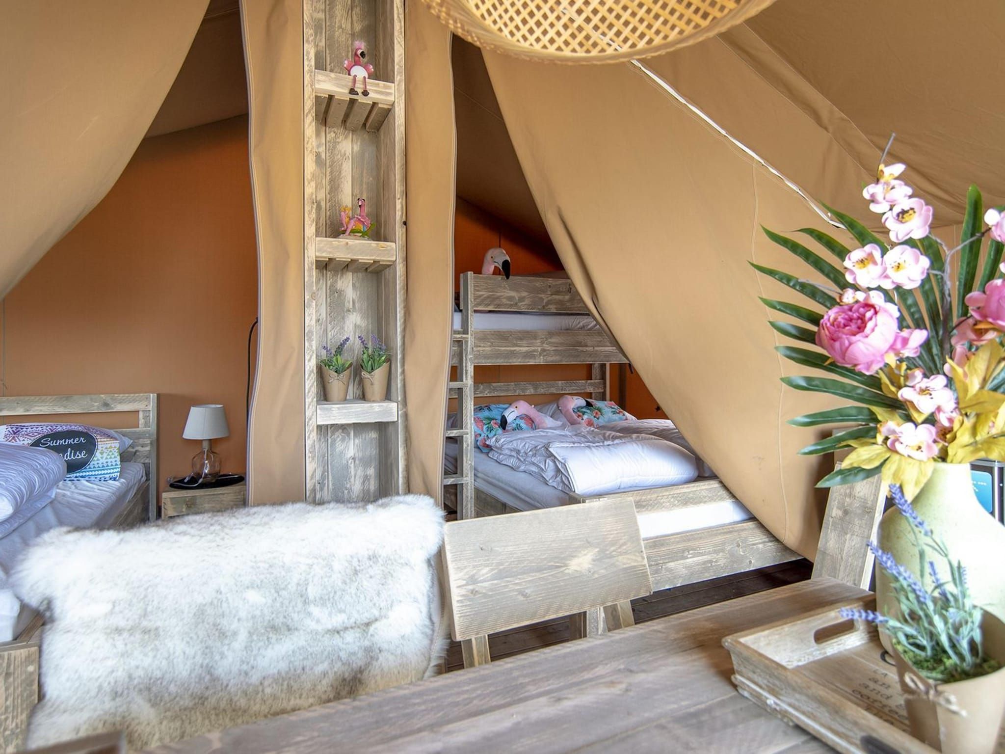 De eetkamer van Safari Lodge 5 people, with private sanitary facilities in Almere