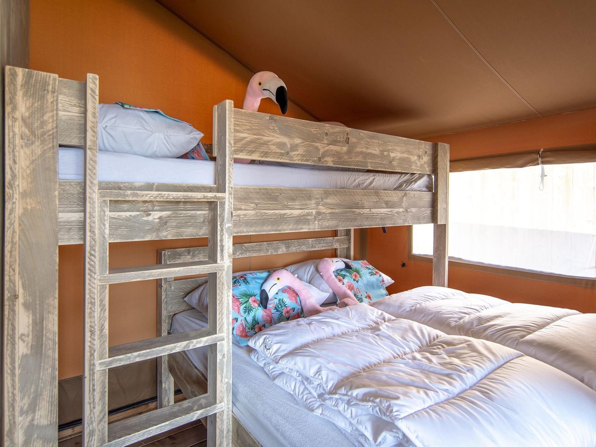 Een slaapkamer van Safari Lodge 5 people, with private sanitary facilities in Almere